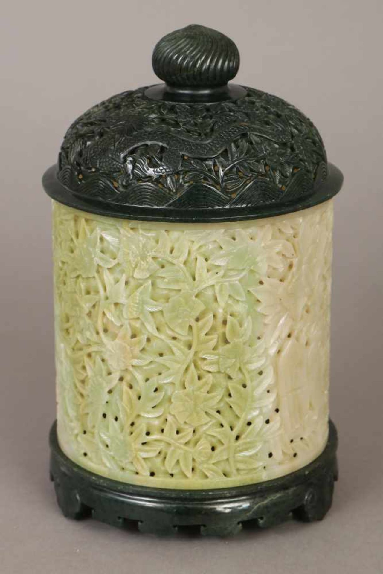 Jade-Räuchergefäßgrüne und dunkelgrüne Jade (u.a. Hofan-Jade), zylindrisches Gefäß mit Relief- und