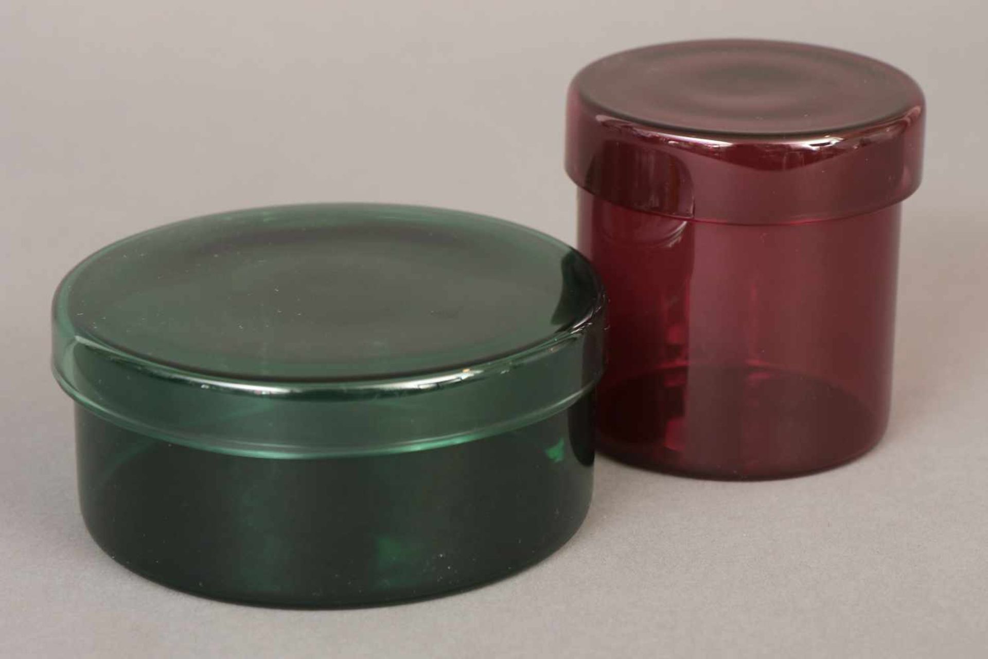 Paar Glasgefäße/Deckeldosenunbekannter Hersteller, 1x rotes, 1x grünes Glas, zylindrische Form mit