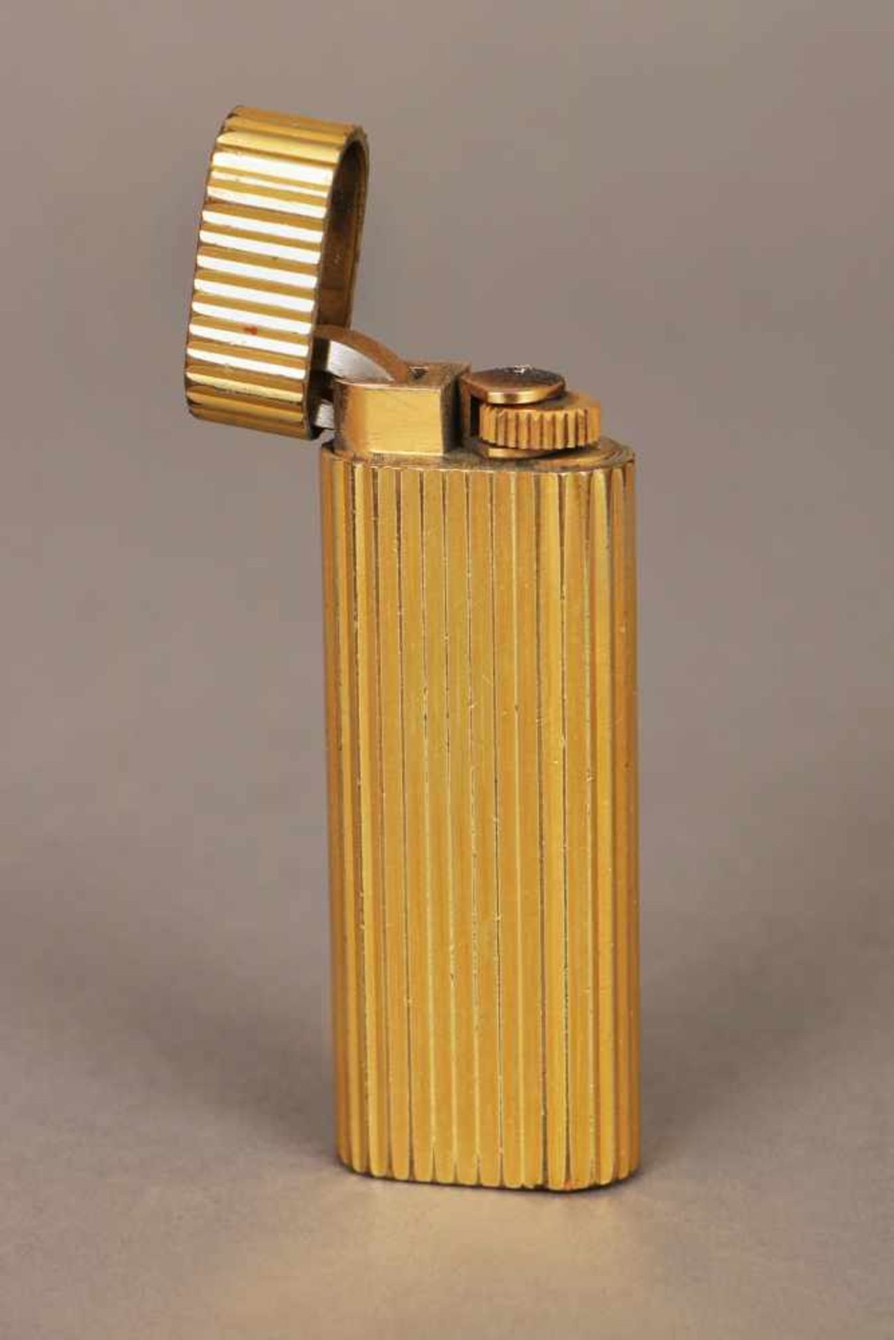 CARTIER Feuerzeugvergoldetes Metall, schlanker Korpus mit Rillendekor, Original Box, H 7cm,