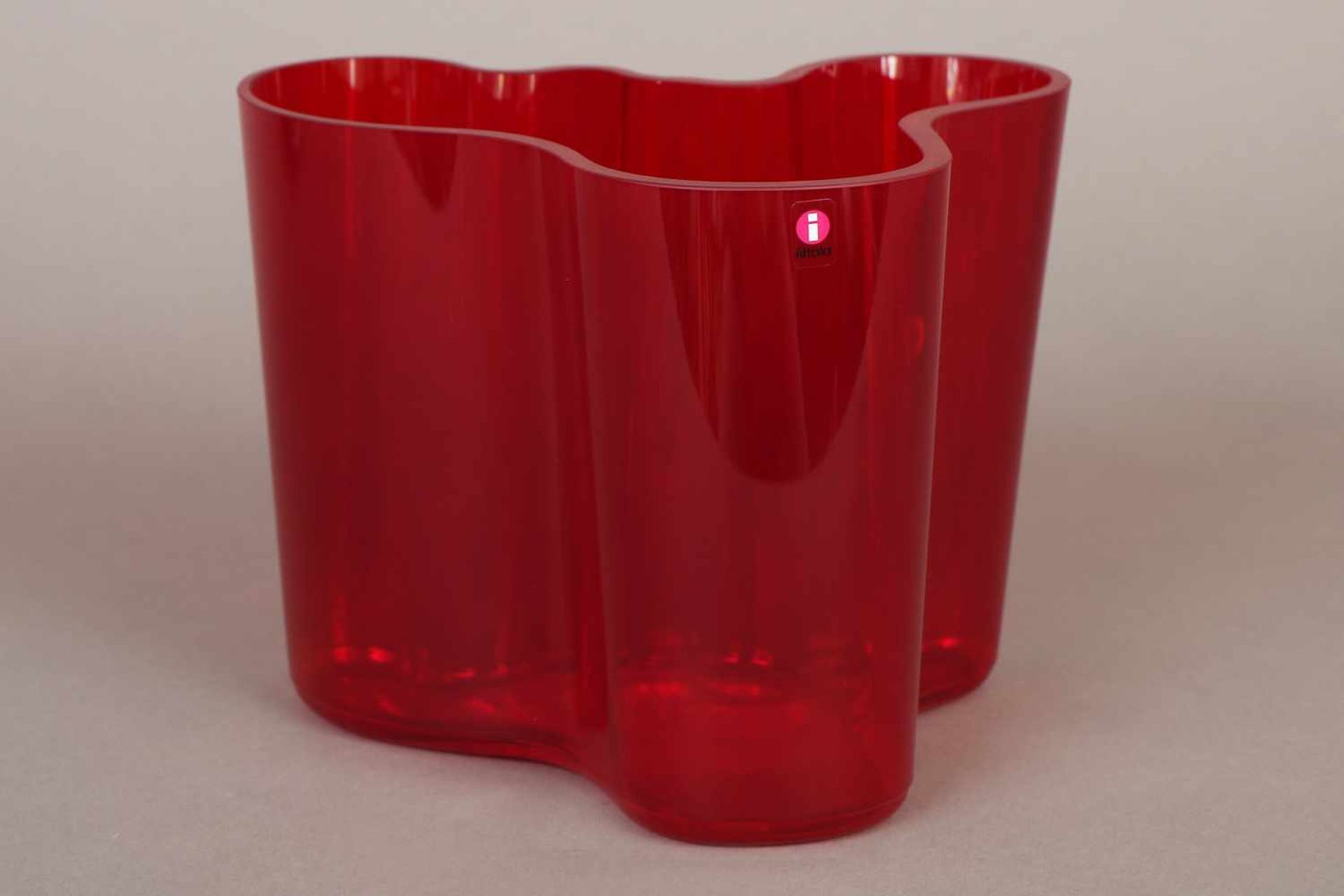 ALVAR AALTO GlasvaseAusführung Iittala, rotes Glas, organische Form, am Boden Ätzmarke, H ca. 16cm