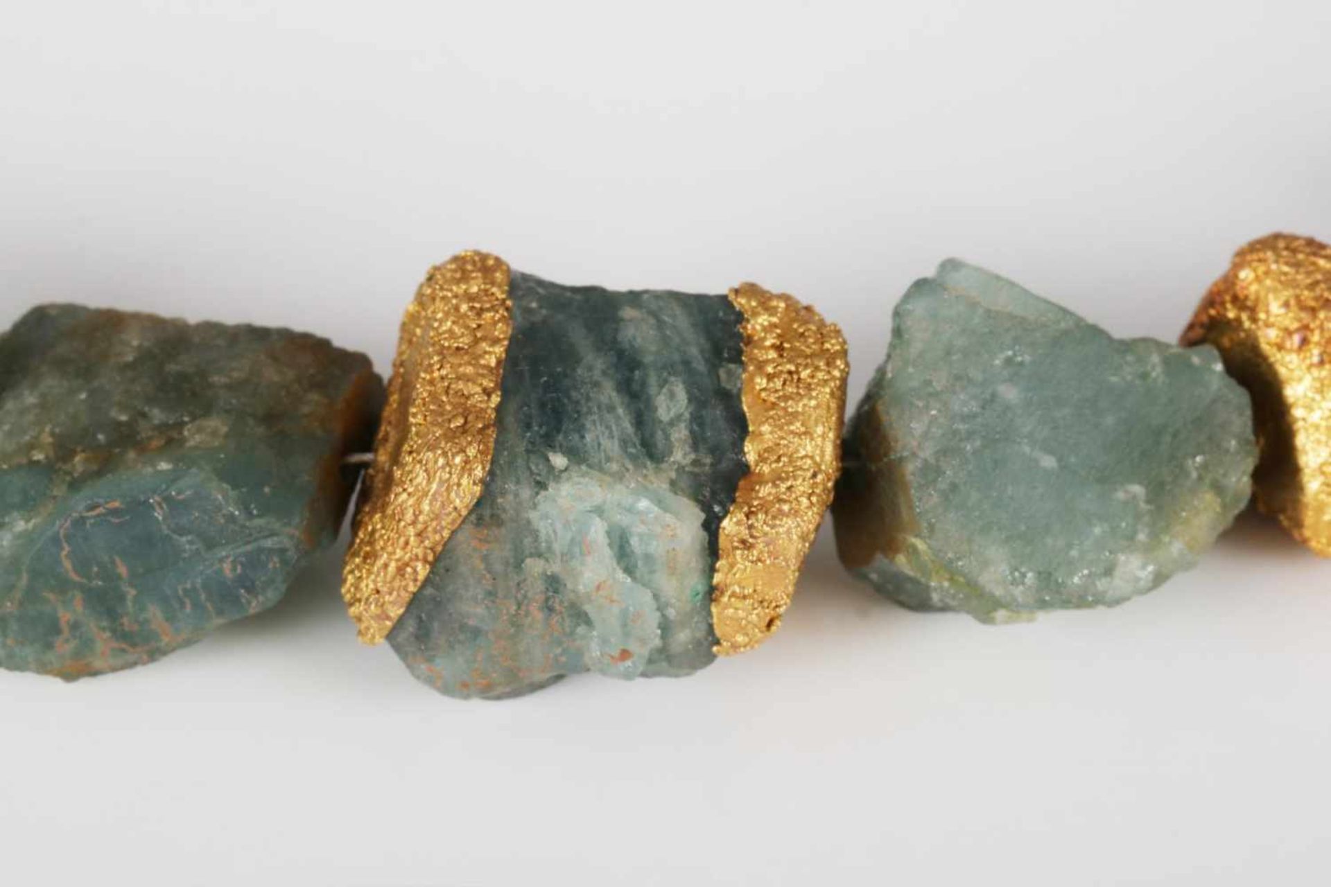 Aquamarin und Gold Collier750er Gelbgold-Schließe, 26 ungeschliffene Aquamarine, S-förmige Schließe, - Bild 2 aus 2