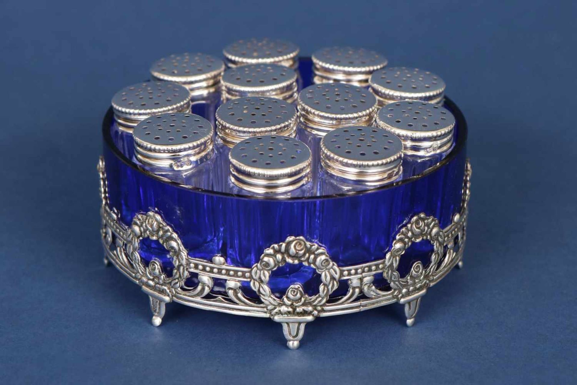 12 kleine Tisch-GewürzstreuerKristall, facettiert, mit Silber-Deckeln, in blauer Glas-Schale in