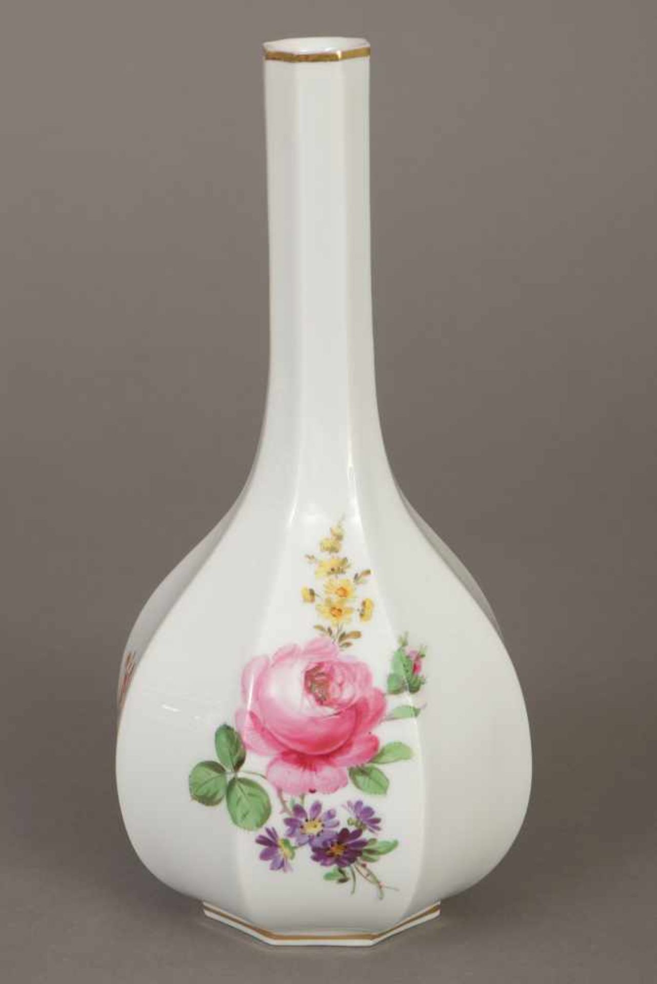 MEISSEN Vase20. Jhdt., keulenförmiger, gekannteter Korpus, polychrome Bouquetmalerei, Goldrand,