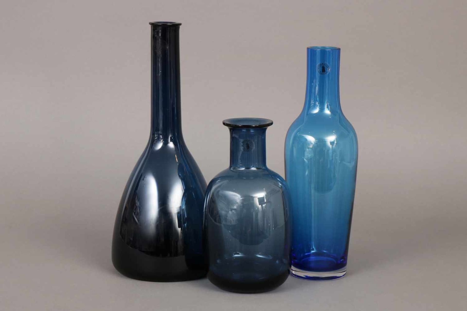 3 Vasenwohl HOLMEGAARD, Dänemark, blaues Glas, diverse, ungemarkt, H ca. 22-33cm