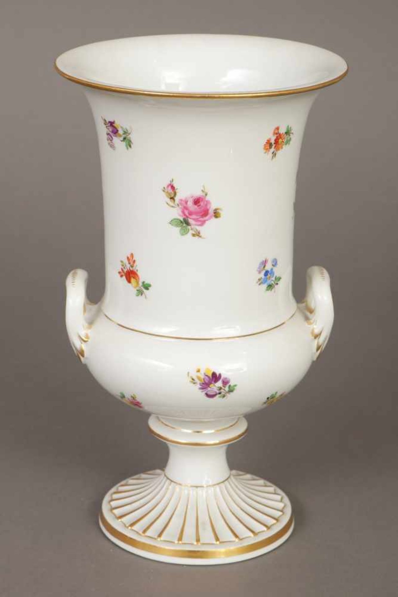 MEISSEN Vase20. Jhdt., Kraterform, polychromes ¨Streublumen¨-Dekor mit Goldstaffage, Schwertermarke,