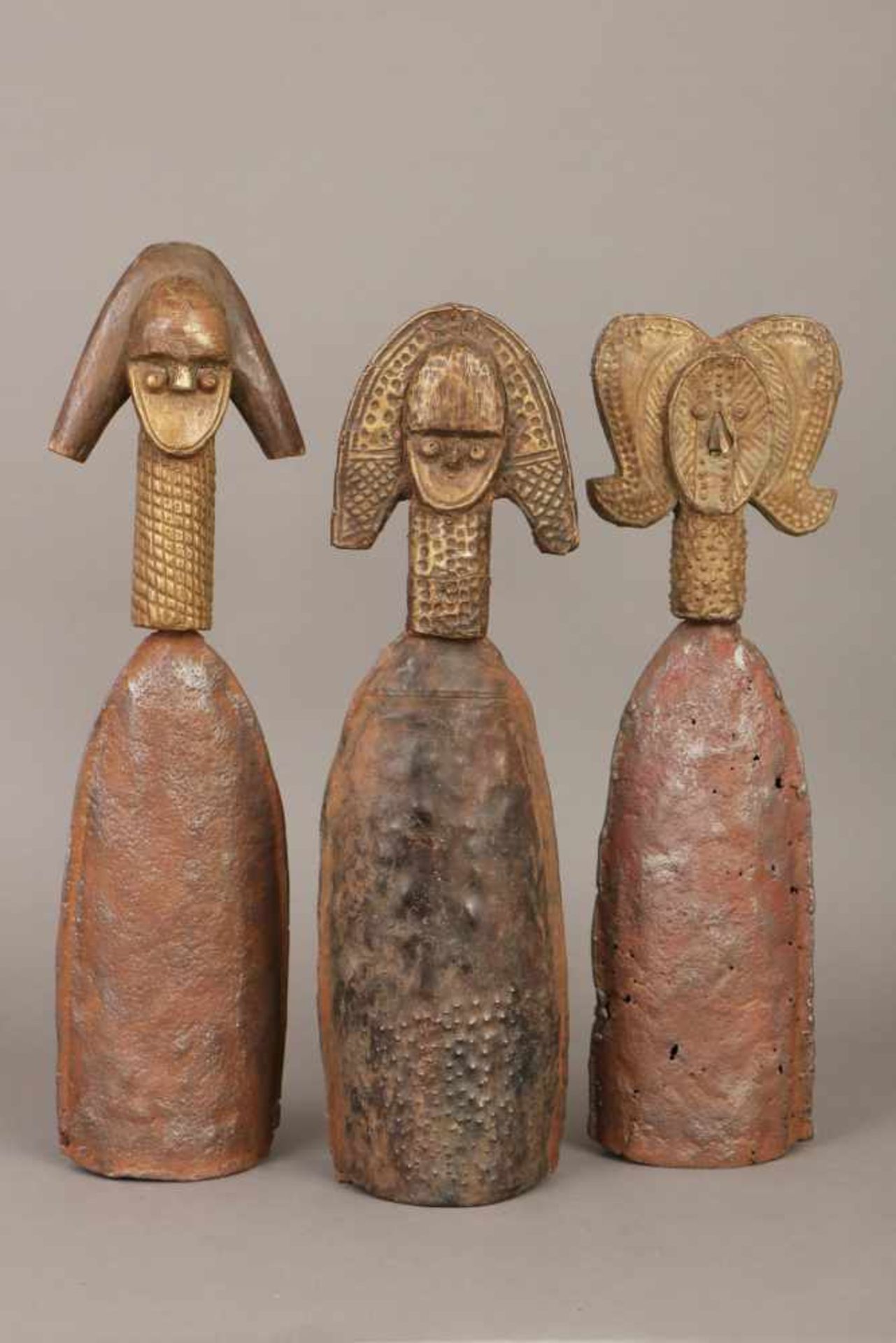 3 afrikanische Ritualglocken der Kota (Gabun)Holz, Blech und Messing, 2. Hälfte 20. Jhdt., hohe
