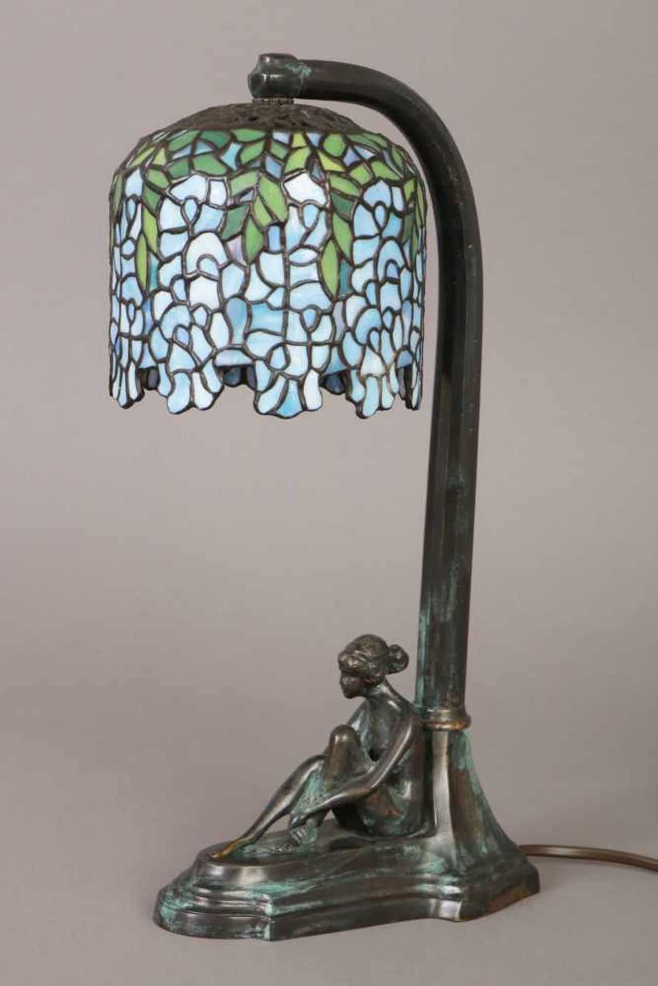 Tischlampe im Stile des Jugendstil2. Hälfte 20. Jhdt., Fuß Bronze, dunkel und grün patiniert, mit