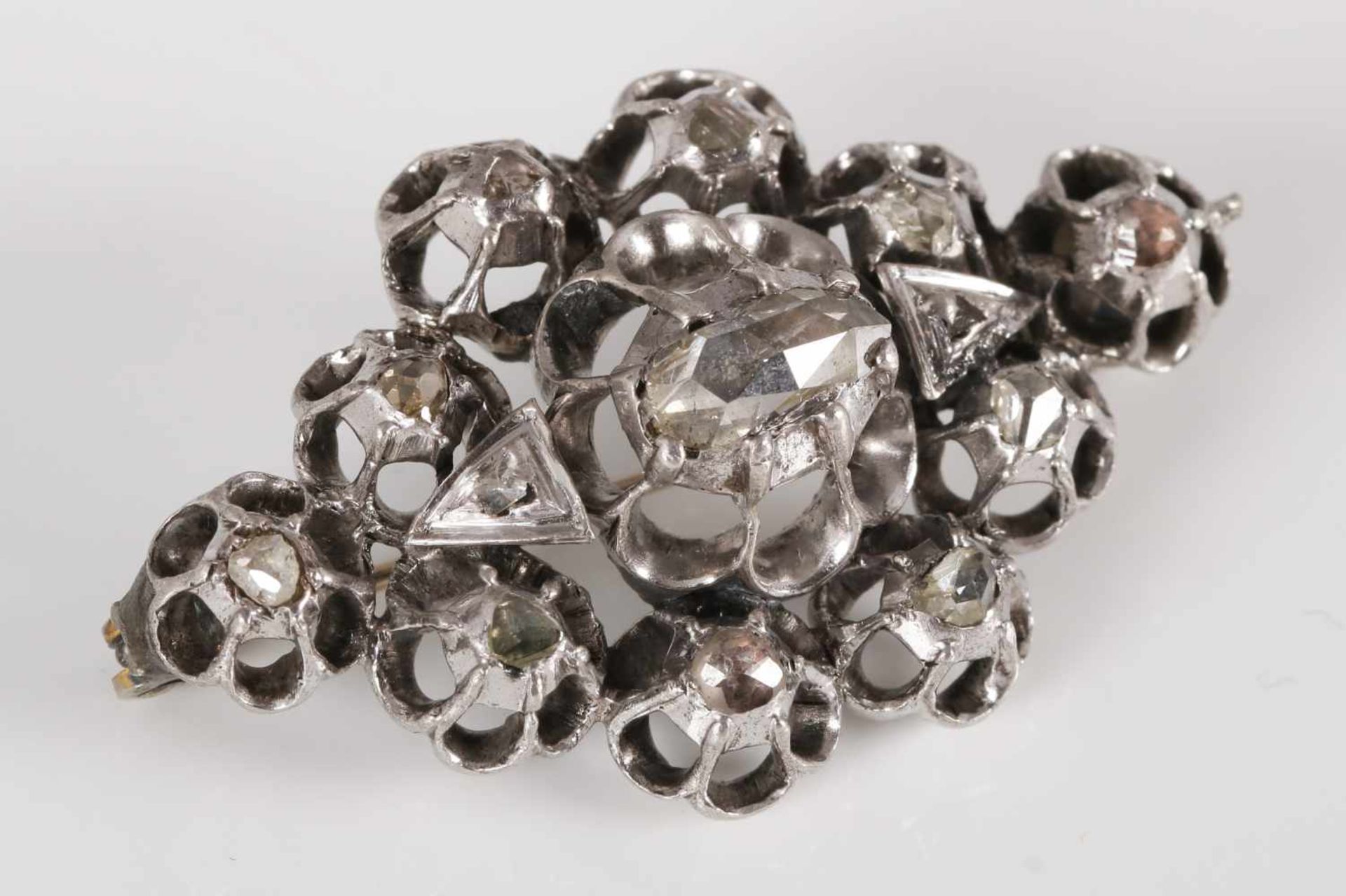 Antike DiamantbroscheSilber und 13 Diamanten, u.a. Rosenschliff, Gewicht ca. 9,36g, L ca. 3,7cm