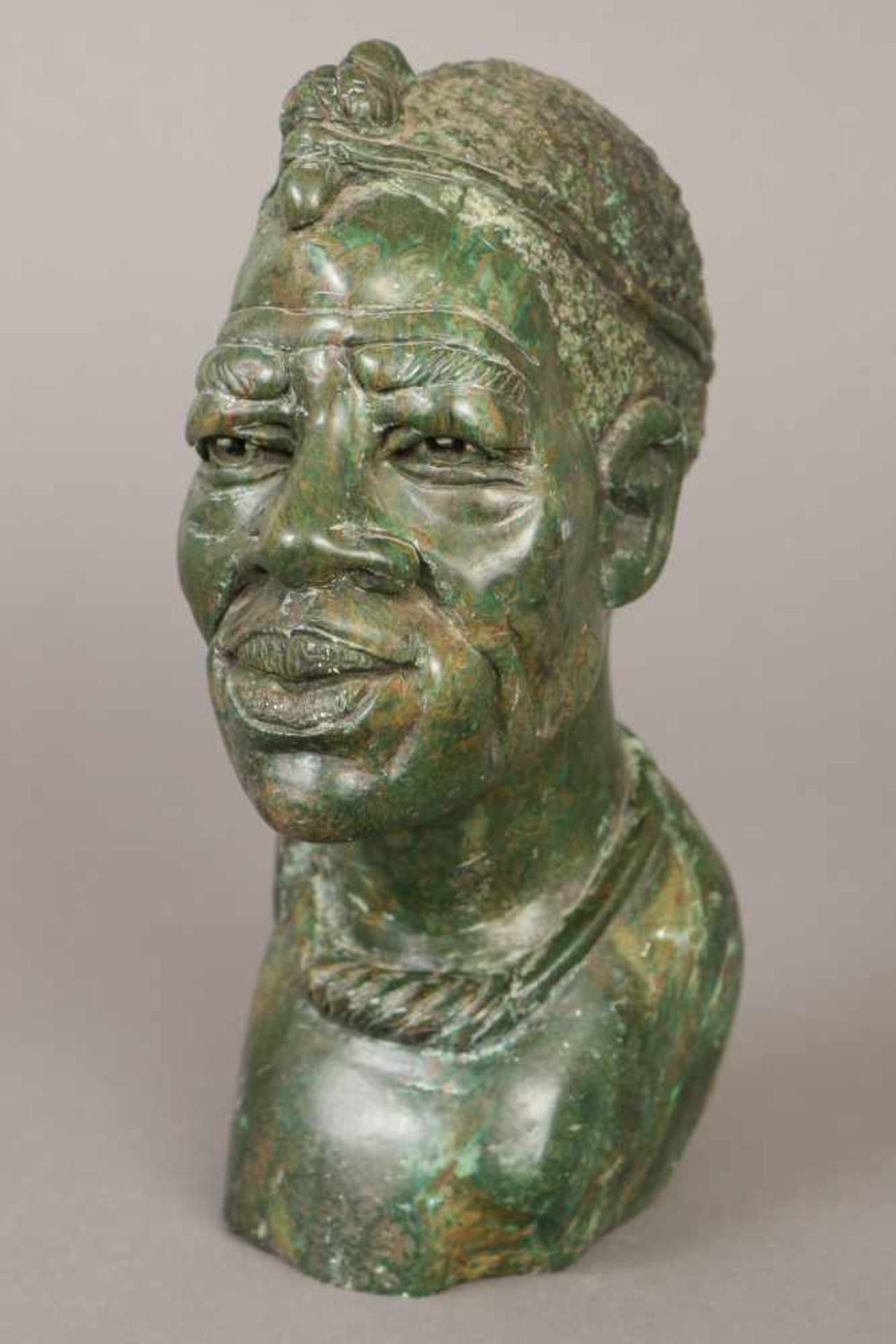 Steinskulptur (Verdite) ¨Kopf eines Afrikaners¨unbekannter, wohl südasiatischer Künstler, H 23cm - Bild 2 aus 2