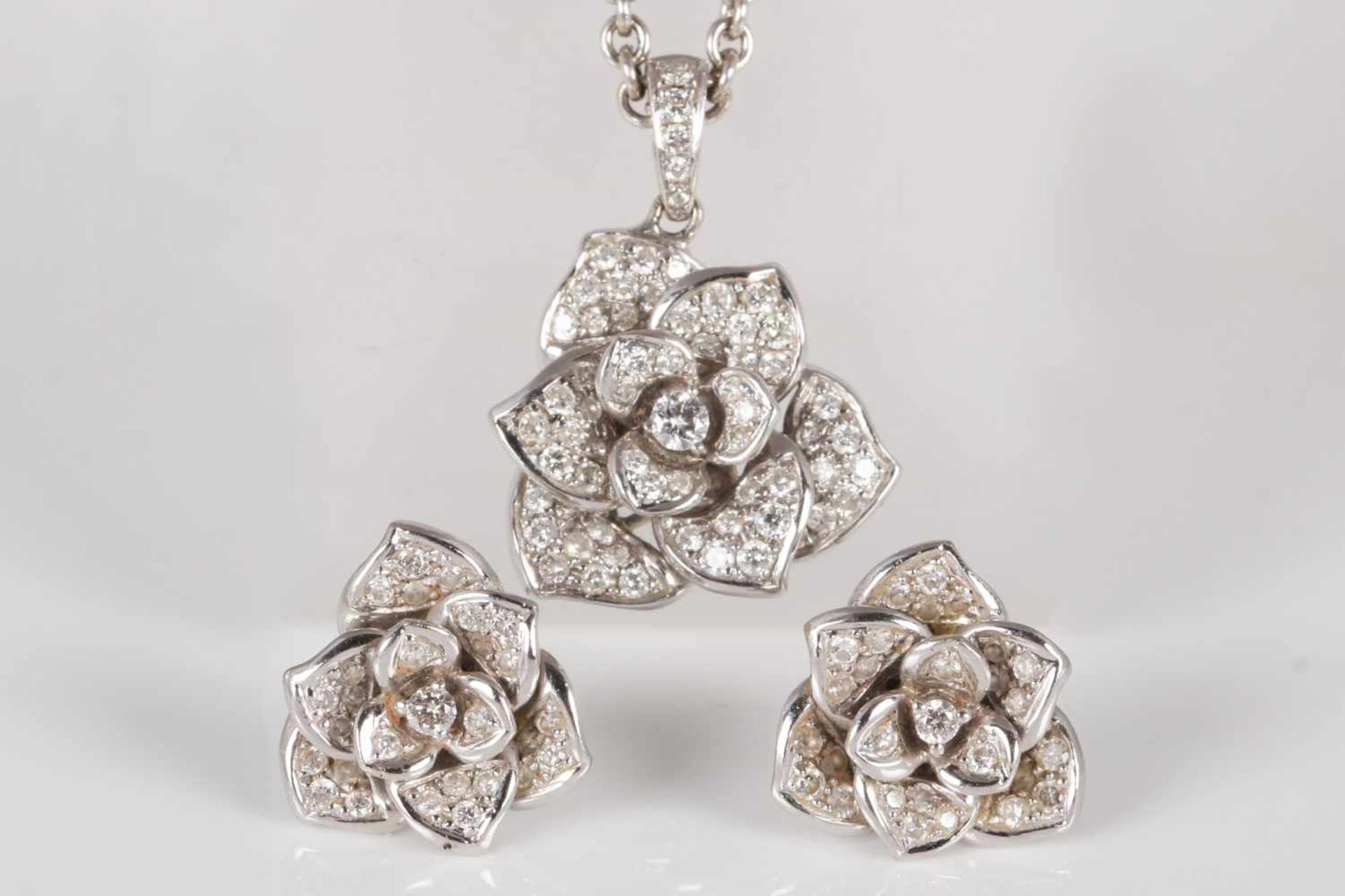 Schmuck-Set mit Diamanten750er Weißgold und Diamanten, 1 Paar Ohrstecker in Blütenform mit