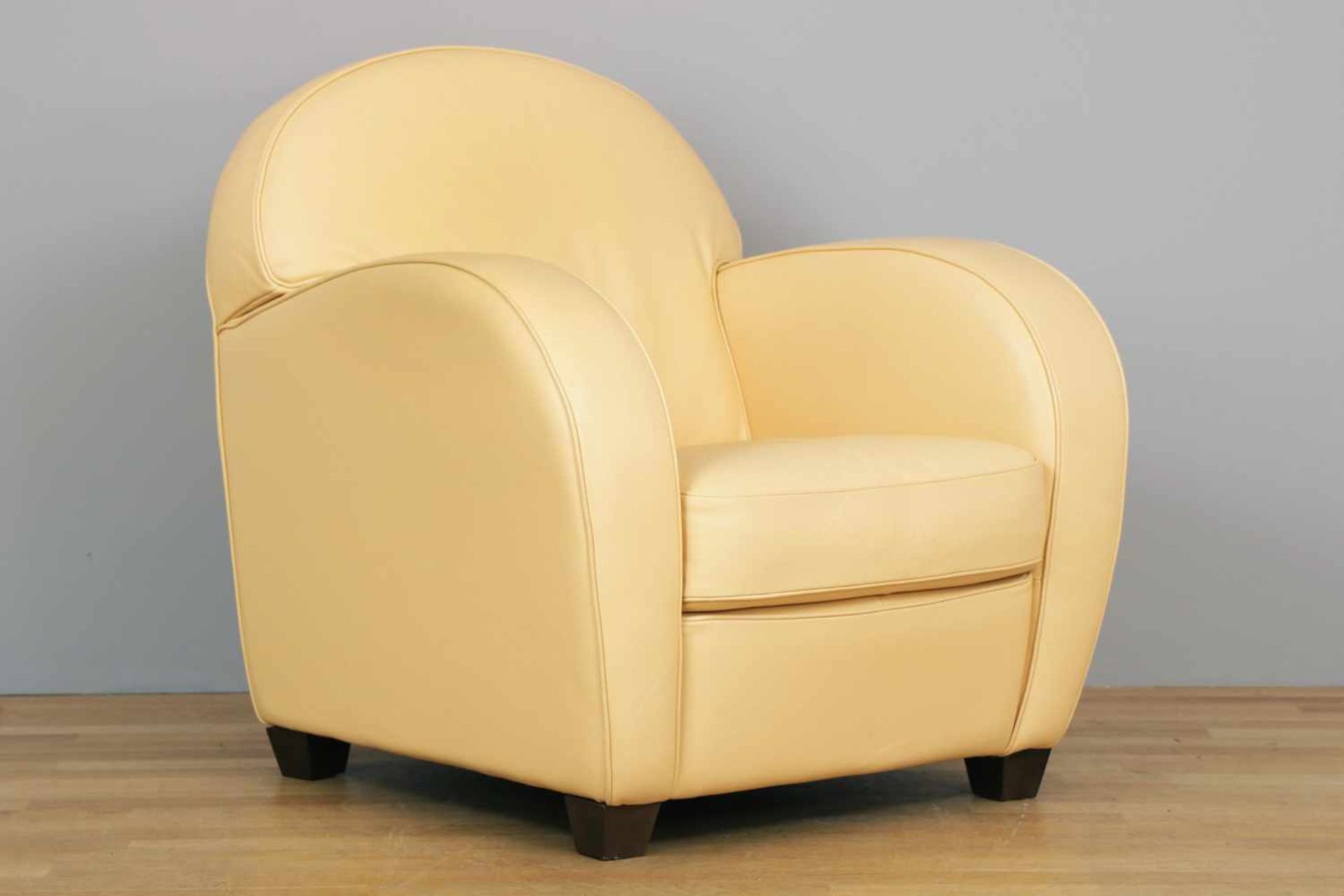 Club-Sessel im Stile des Art DecoItalien, spätes 20. Jhdt., beige beledert, Rundrücken, breite
