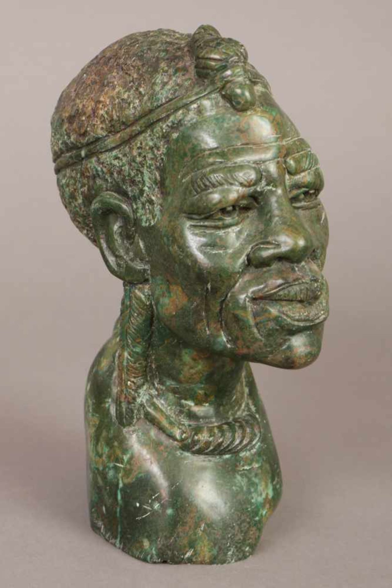 Steinskulptur (Verdite) ¨Kopf eines Afrikaners¨unbekannter, wohl südasiatischer Künstler, H 23cm