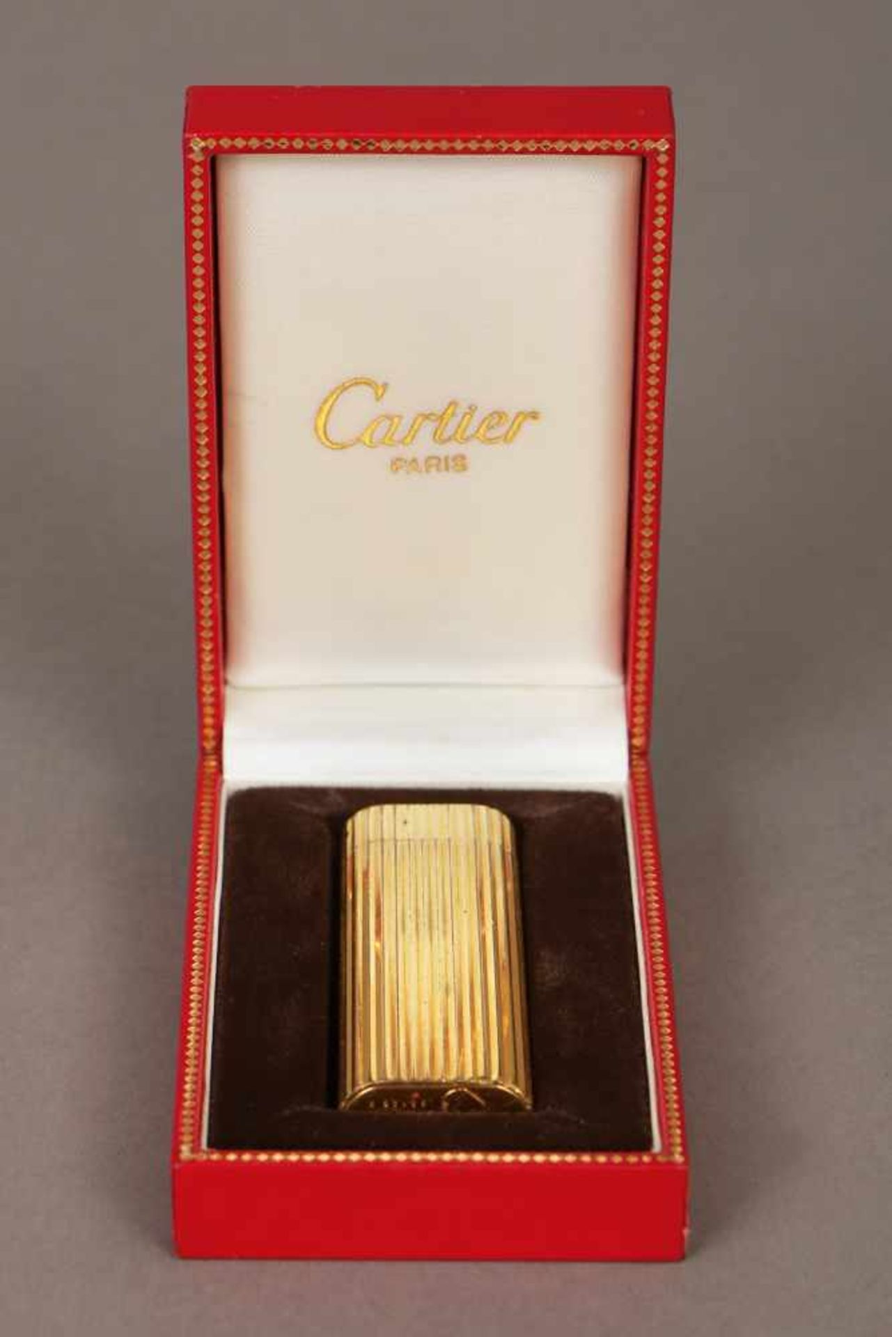 CARTIER Feuerzeugvergoldetes Metall, schlanker Korpus mit Rillendekor, Original Box, H 7cm, - Bild 2 aus 2