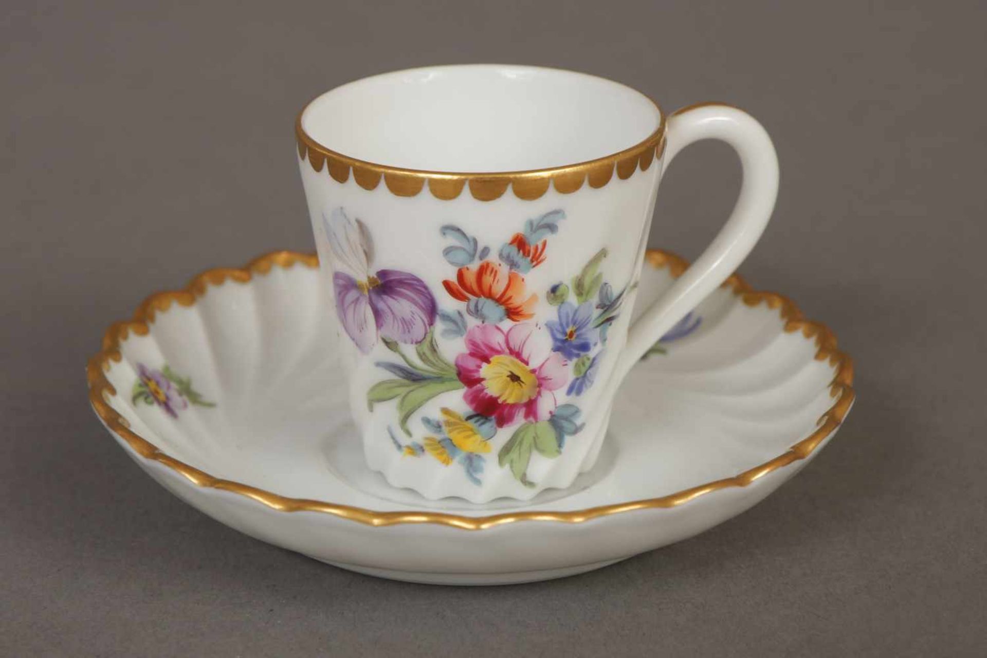 NYMPHENBURG Miniaturtasse2. Hälfte 20. Jhdt., gerippte Form, polychrome Bouquet- und