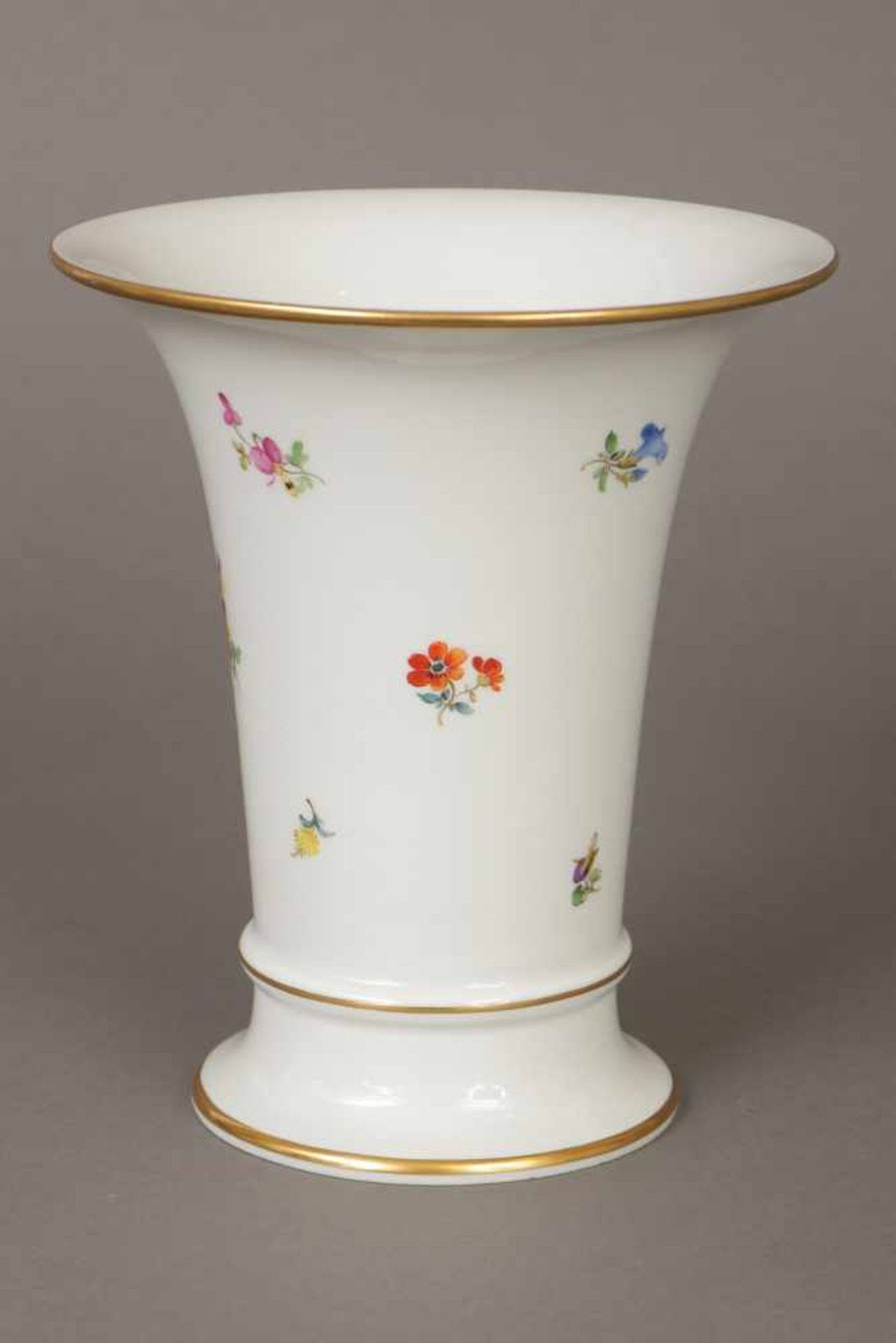 MEISSEN Vase2. Hälfte 20. Jhdt., trompetenförmig, umlaufend auf der Wandung polychromes ¨