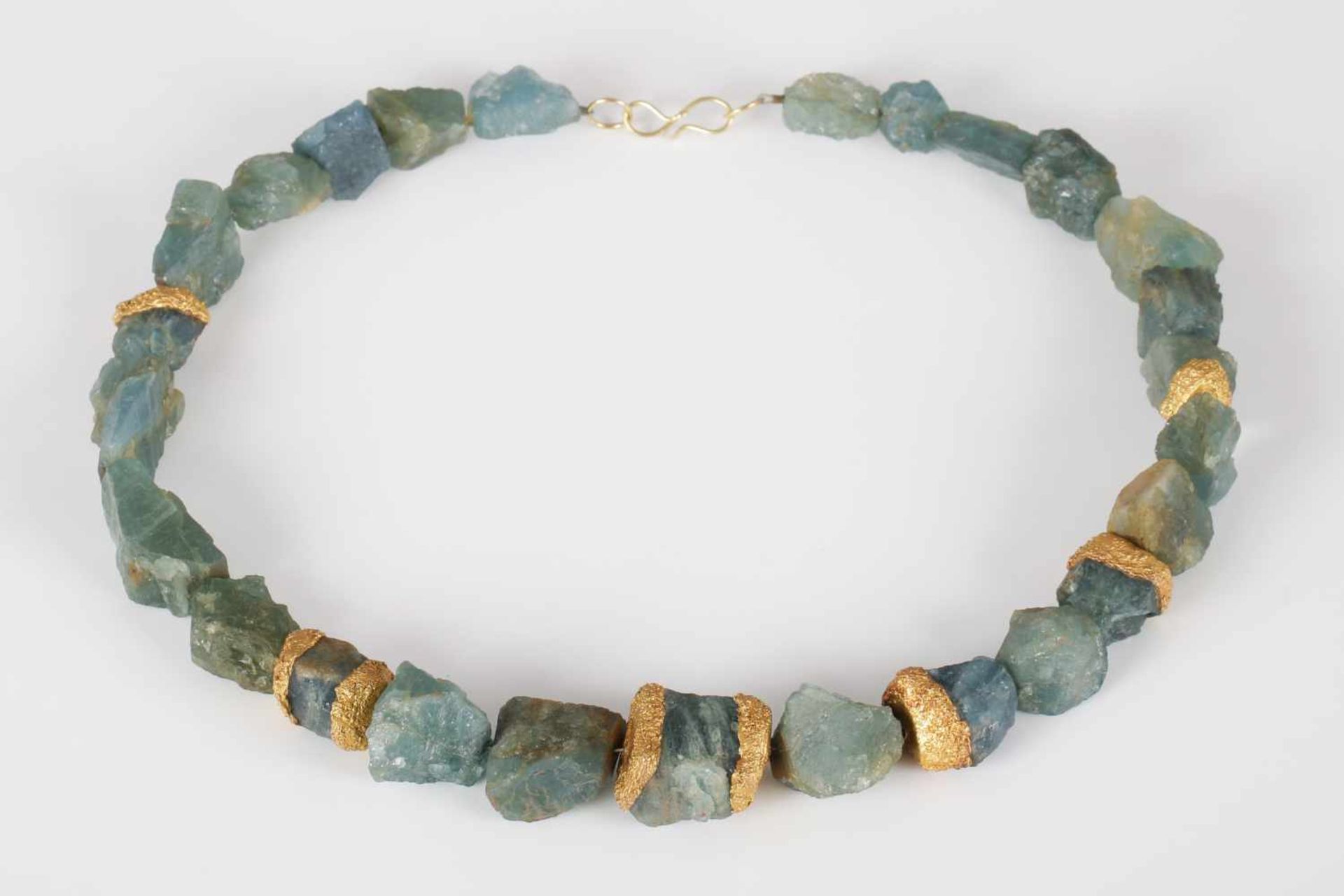 Aquamarin und Gold Collier750er Gelbgold-Schließe, 26 ungeschliffene Aquamarine, S-förmige Schließe,