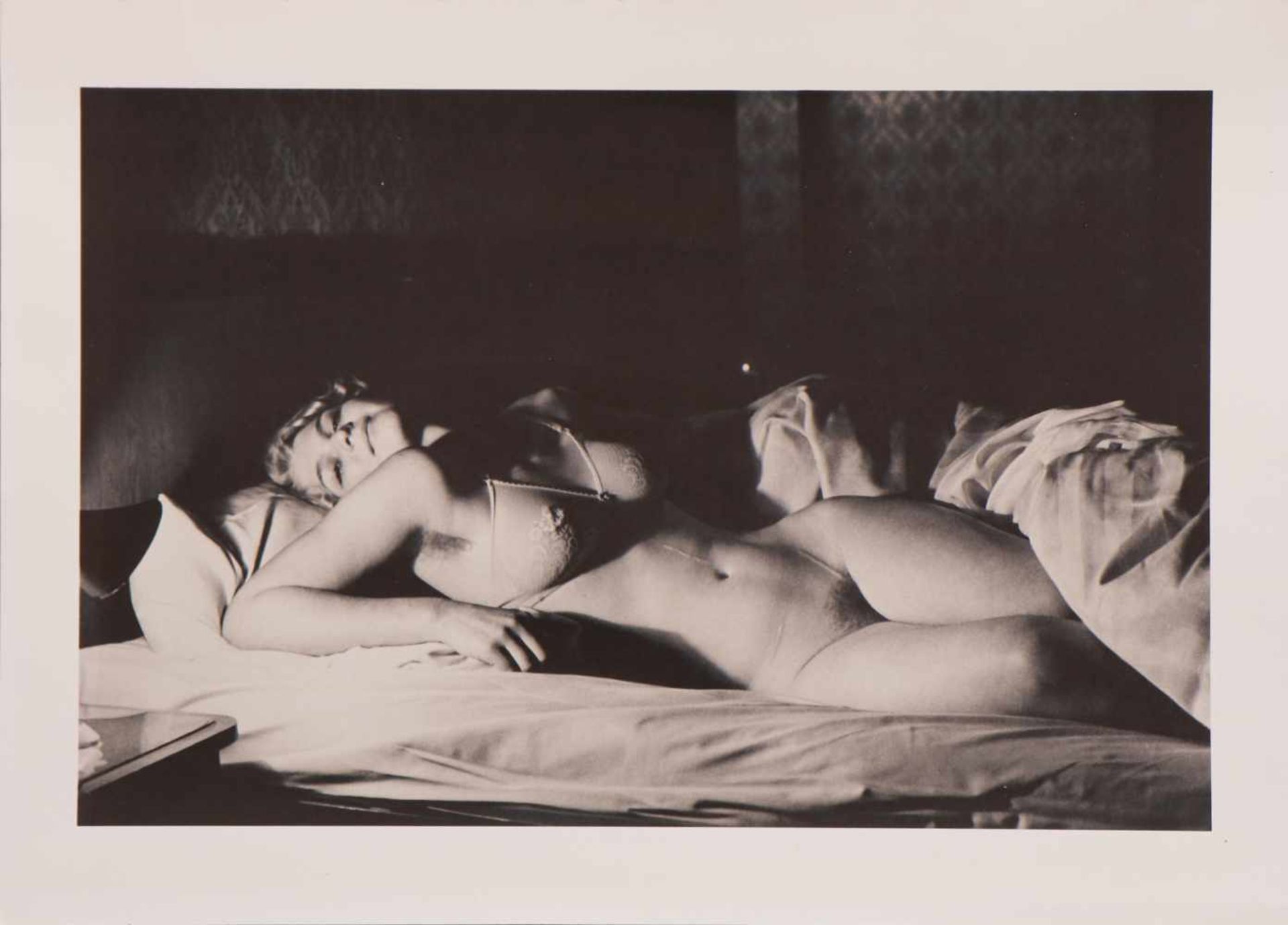 HELMUT NEWTON (1920 Berlin - 2004 Los Angeles)Schwarzweiß-Fotografie, ¨Halbnackte Frau im Bett¨ (