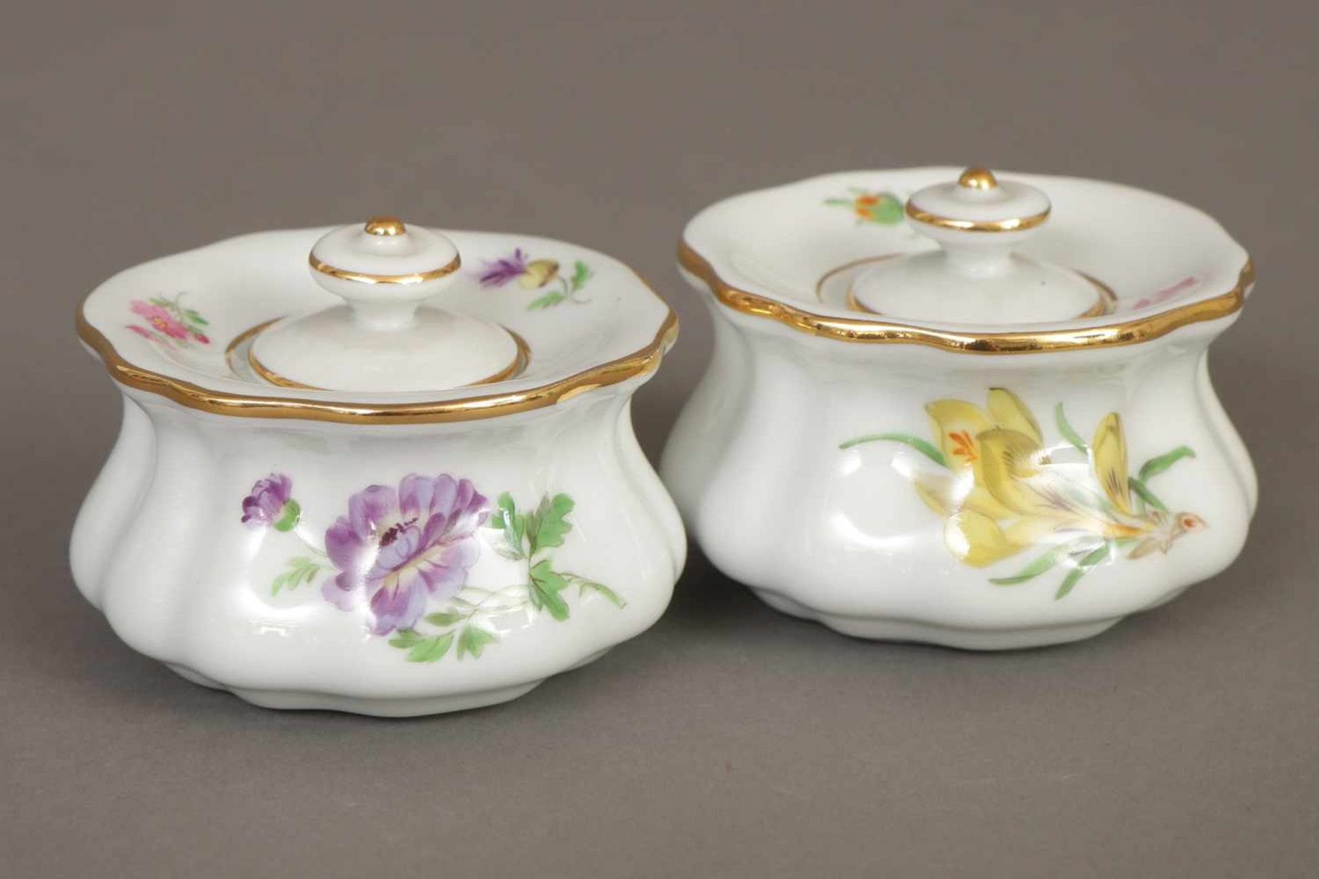 2 MEISSEN Tintenfäßchen20. Jhdt., runde bauchige Form mit Deckeln, polychrome Blumenmalerei mit