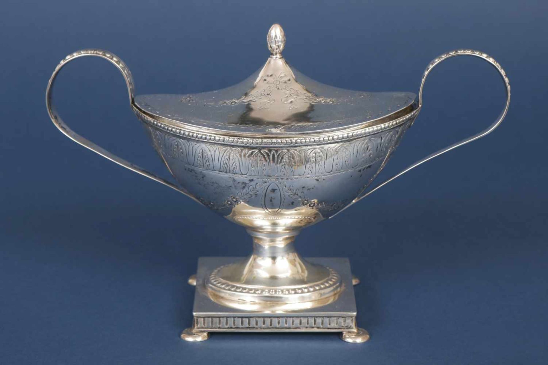 Silber-Zuckertopf im Stile des Klassizismusgestempelt ¨13 Lot¨ (Silber), ovale Pokalform mit 2