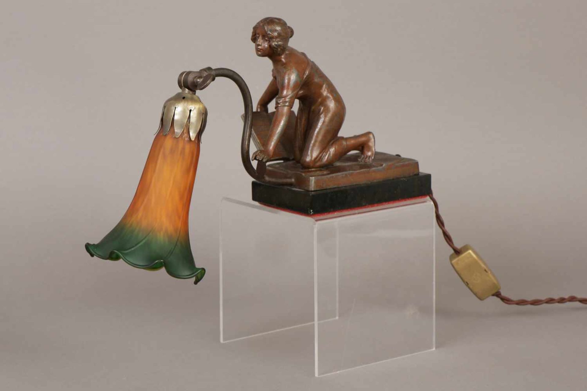 Jugendstil KlavierleuchterMetallguss (Zink), bronzefarben patiniert, mit Figur einer jungen Dame mit