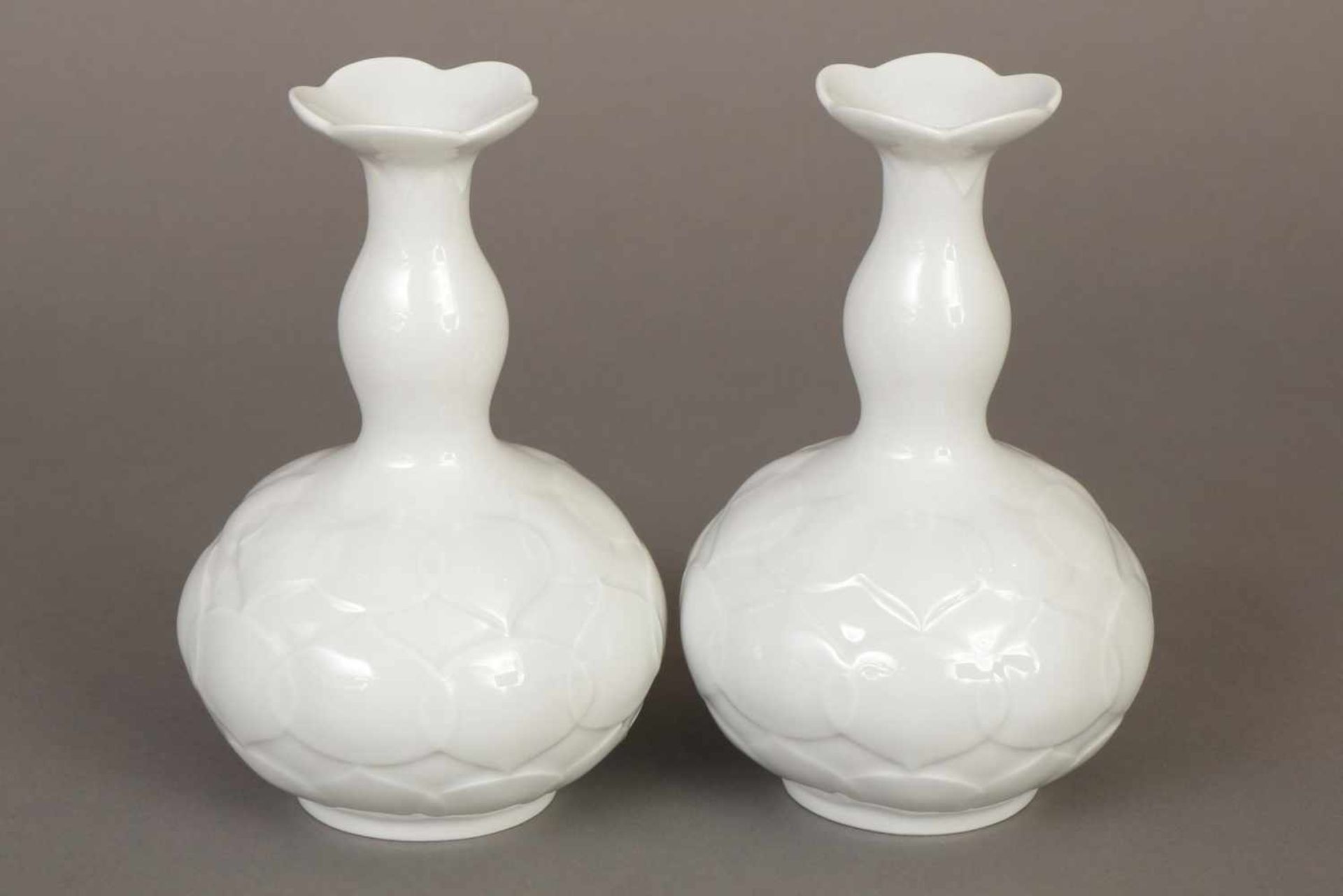 Paar MEISSEN Vasen ¨Lotus¨2. Hälfte 20. Jhdt., Entwurf Ludwig Zepner, bauchige Balusterform mit