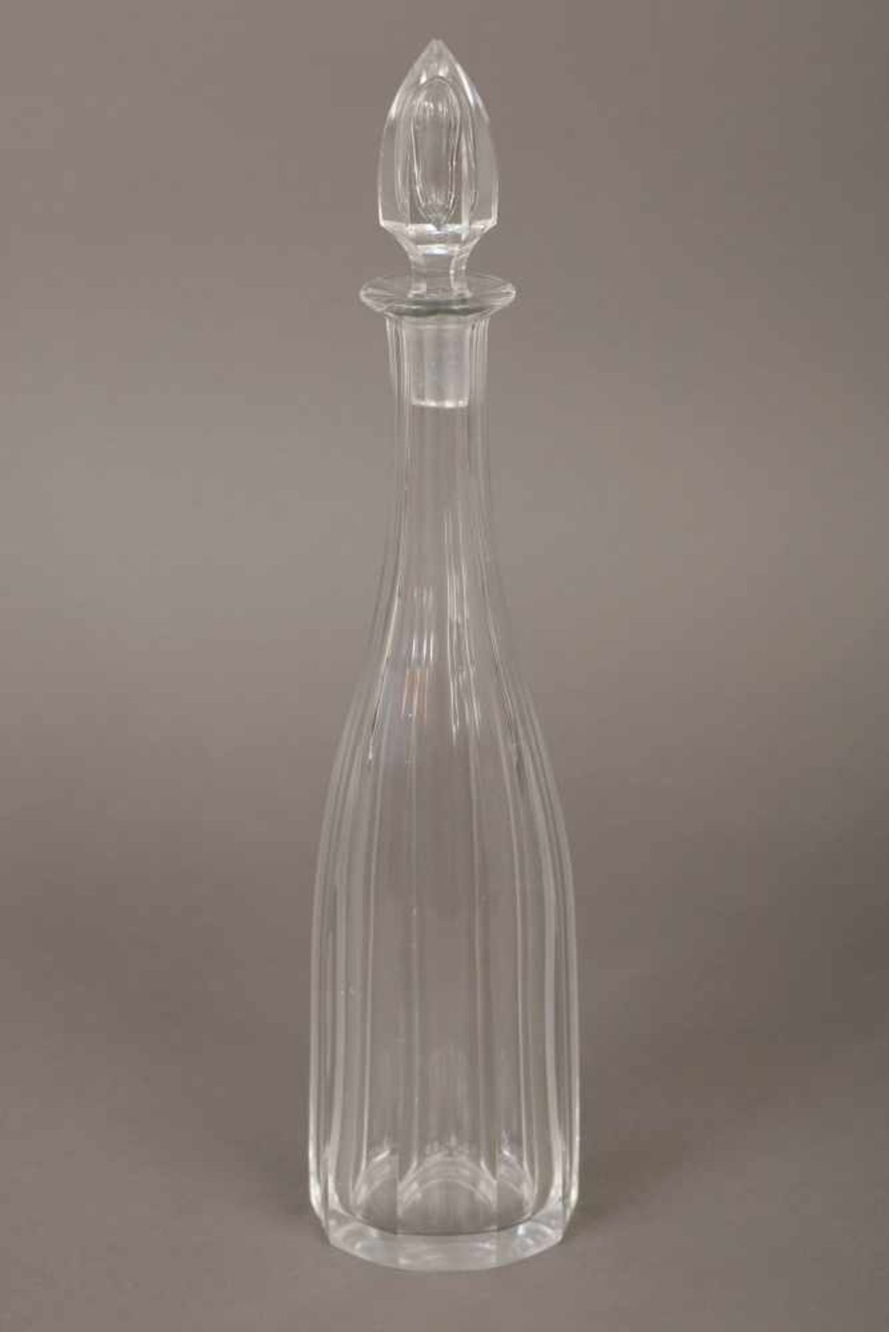Karaffefarbloses Glas, keulenförmig, facettiert, zapfenförmiger Stopfen, H ca. 40cm, am Stand leicht