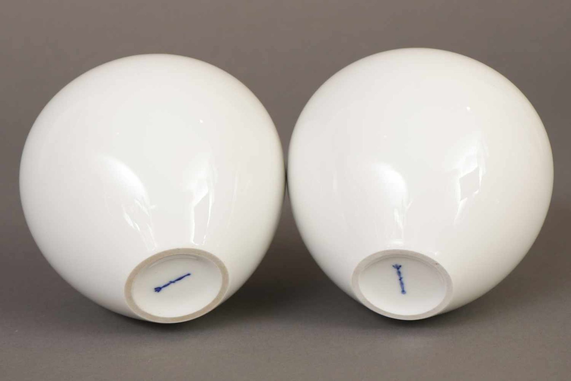 Paar KPM BERLIN Vasen20. Jhdt., hochbauchig-kugelförmig, enge Mündung, Weißporzellan, Zeptermarke, H - Bild 2 aus 2