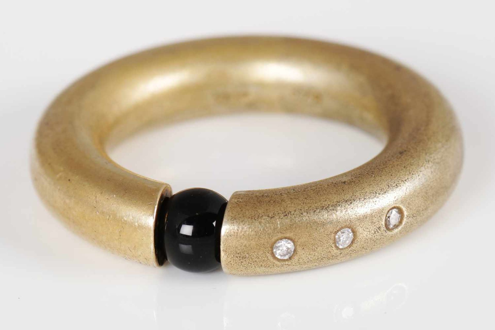 Silberring mit Brillanten925er Silber, vergoldet, Spannring mit einer Onyx-Kugel (D 5mm), in der