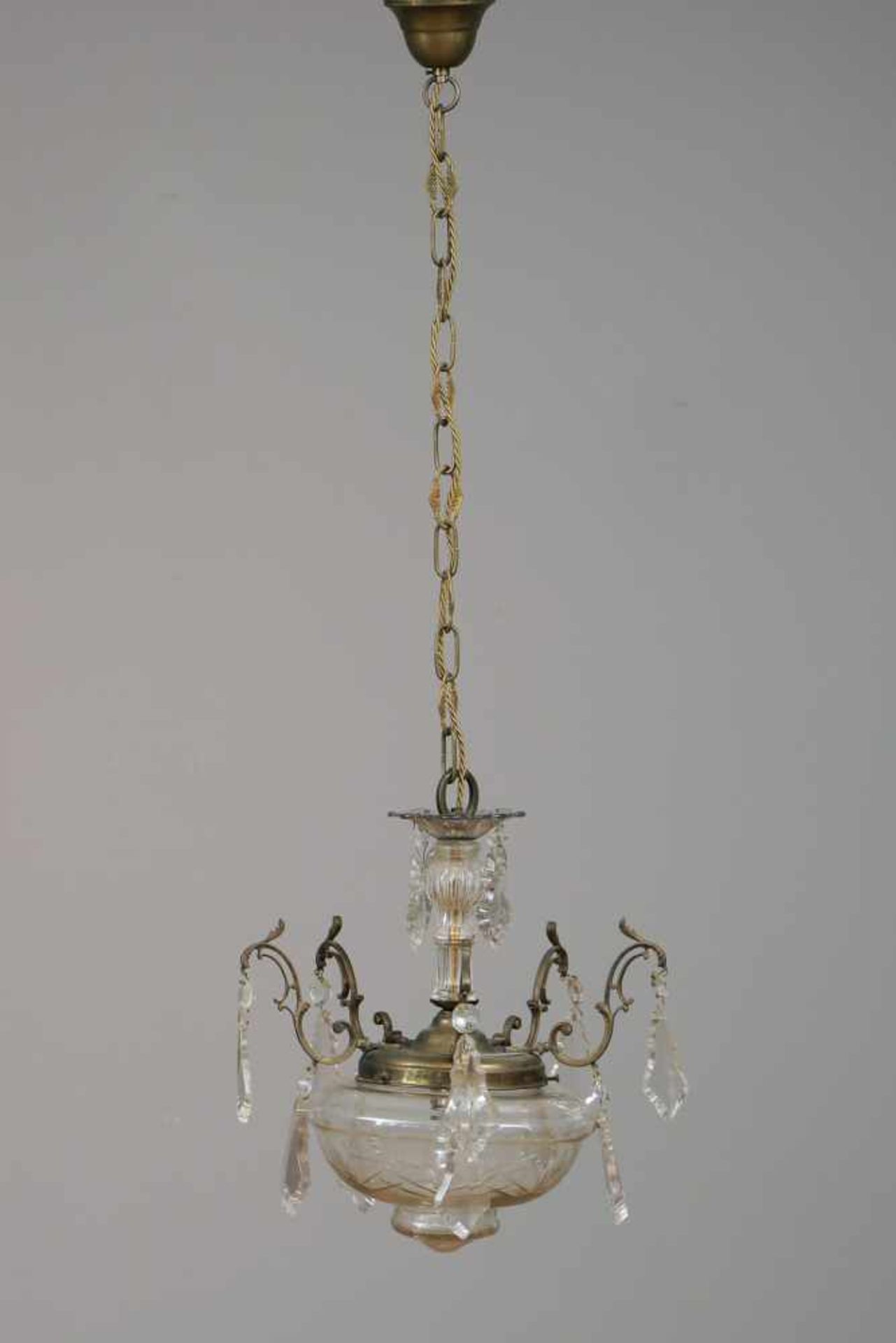 Deckenlampefarbloses Kristall und Messing, um 1920, runder, geschliffener Kuppelschirm, 5 Rankenarme