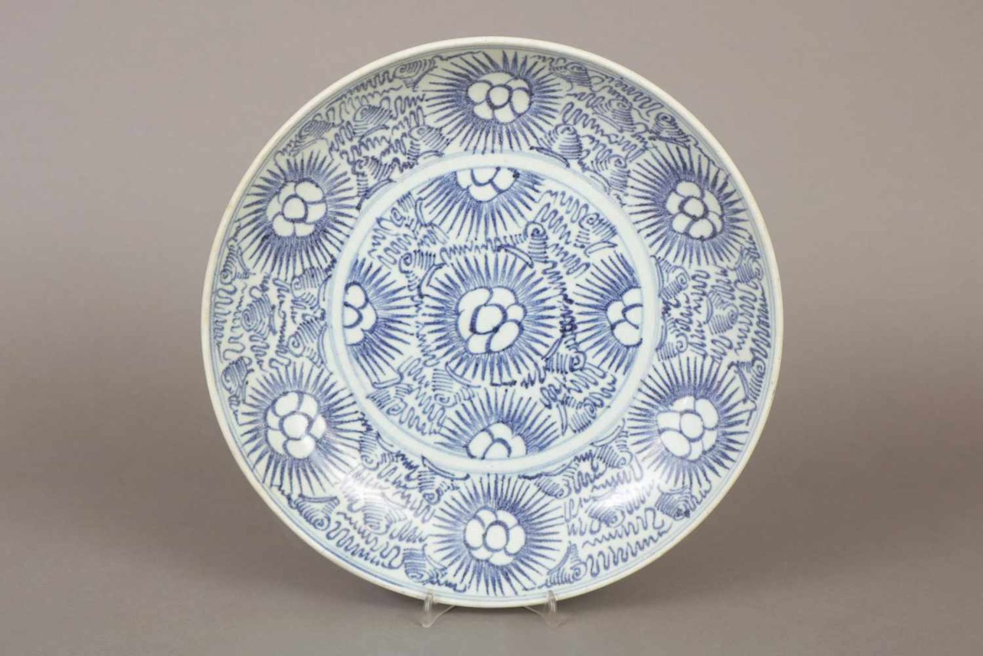 Chinesischer TellerPorzellan, Qing Dynastie (1644-1912, hier um 1810), blaues, stilisiertes
