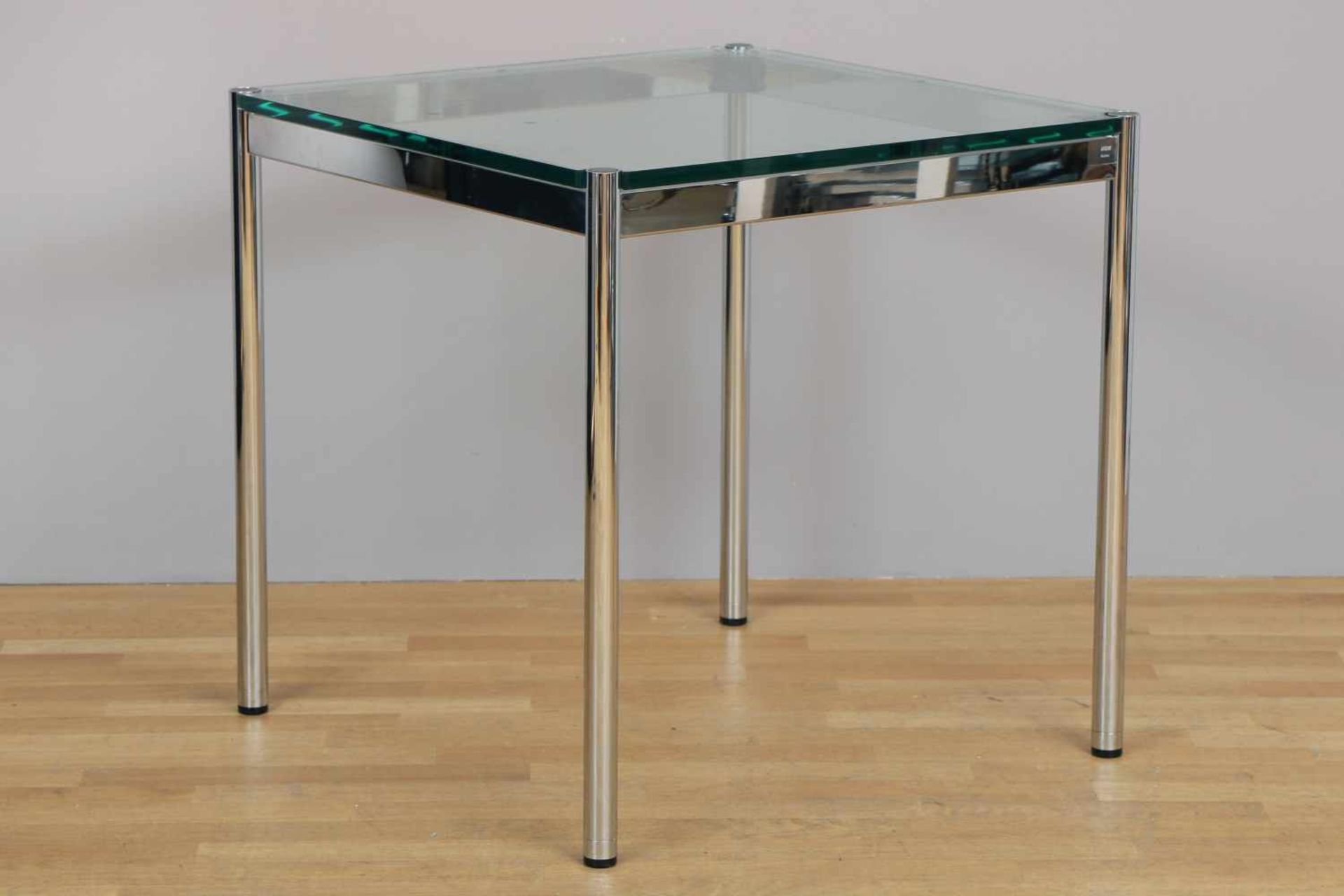 USM HALLER Glastischschwere Klarglasplatte auf verchromtem Stahlrohrgestell, 4 runde Beine, 75x75cm,