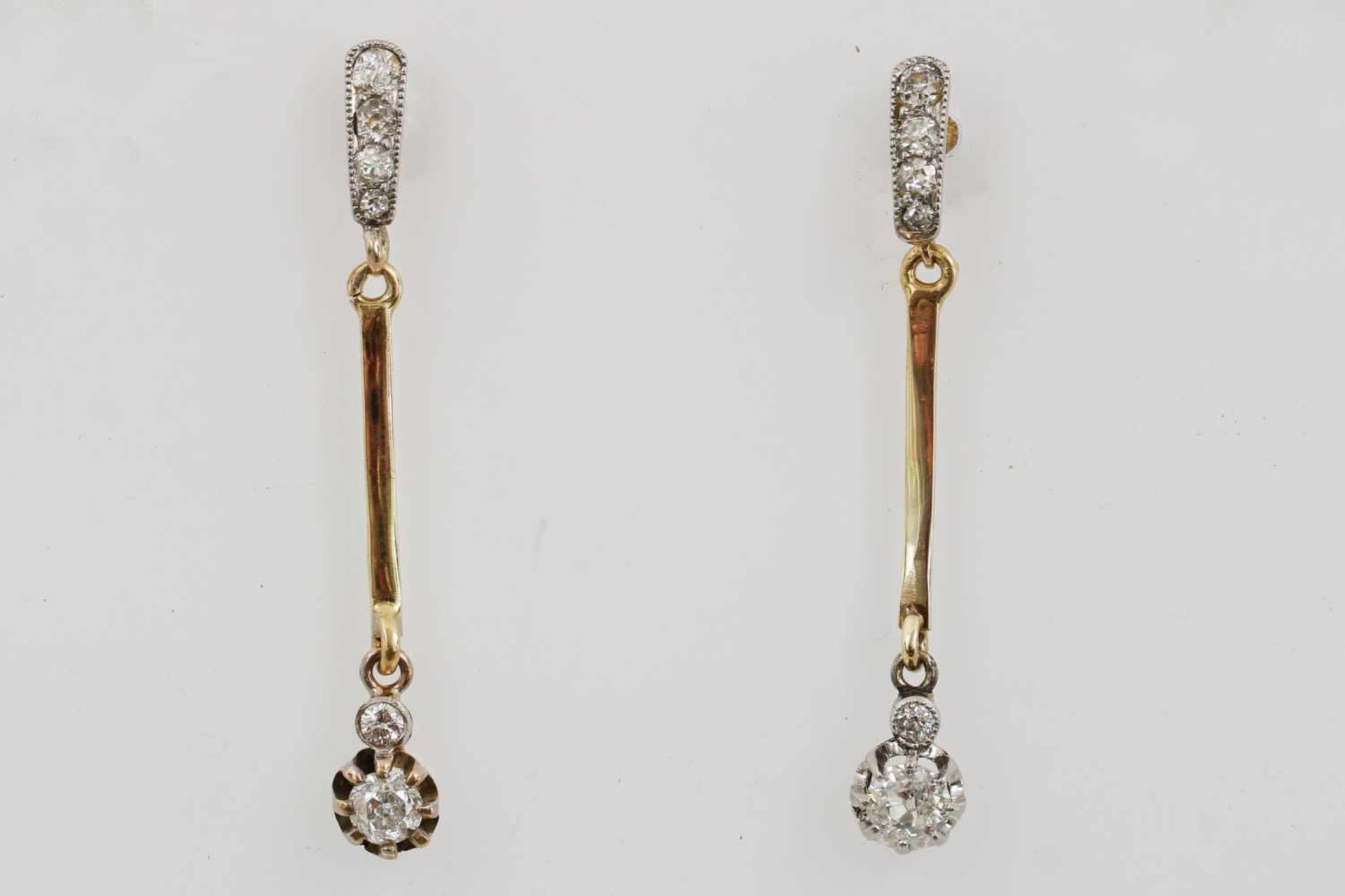 Paar Ohrhänger585er Gelb- und Weißgold, stabförmige Ohrhänger mit 6 Altschliff-Diamanten, davon 1x - Bild 2 aus 2