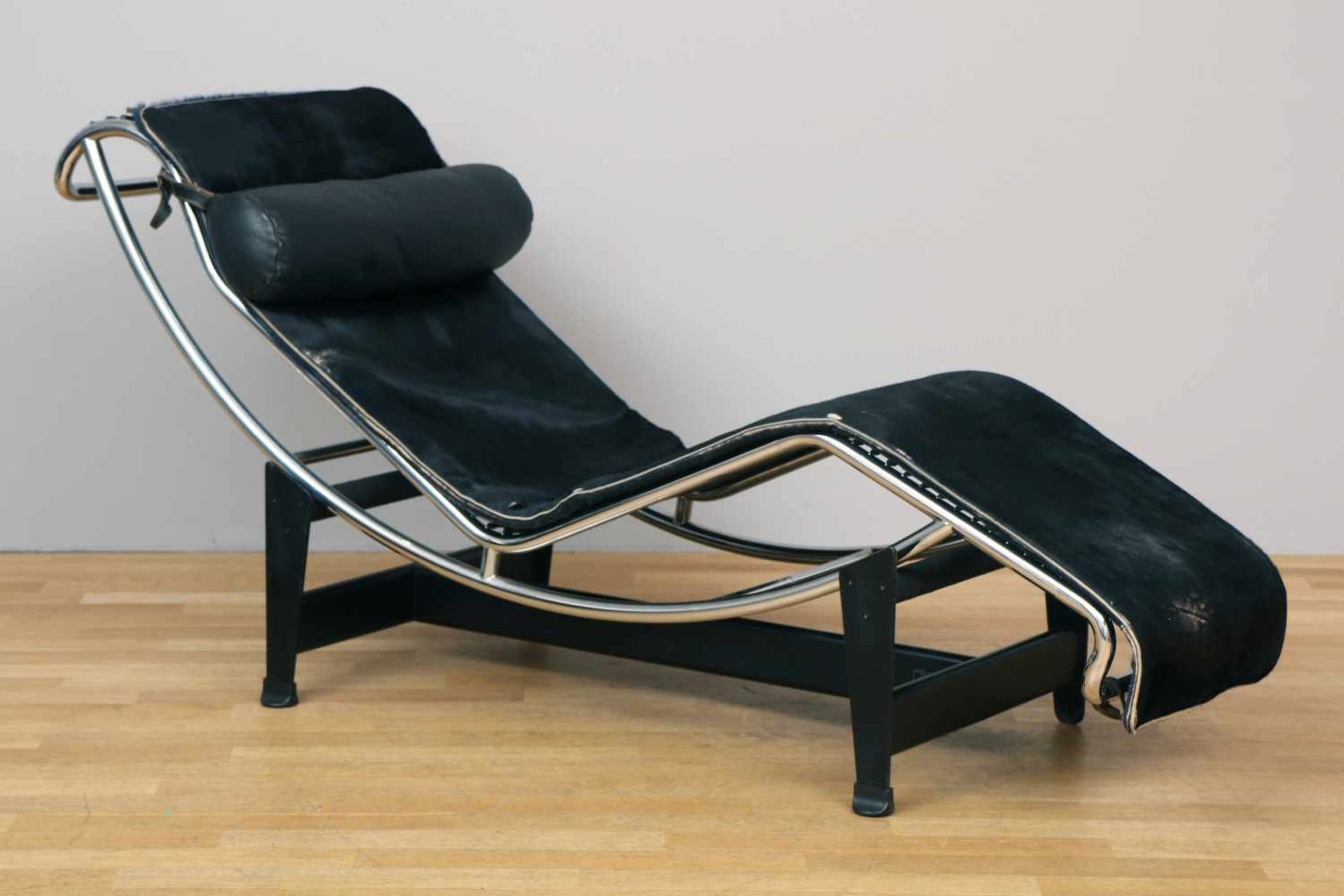 LE CORBUSIER Liege ¨LC4¨Ausführung CASSINA, verchromtes Stahlrohr und geschwärztes Metall,