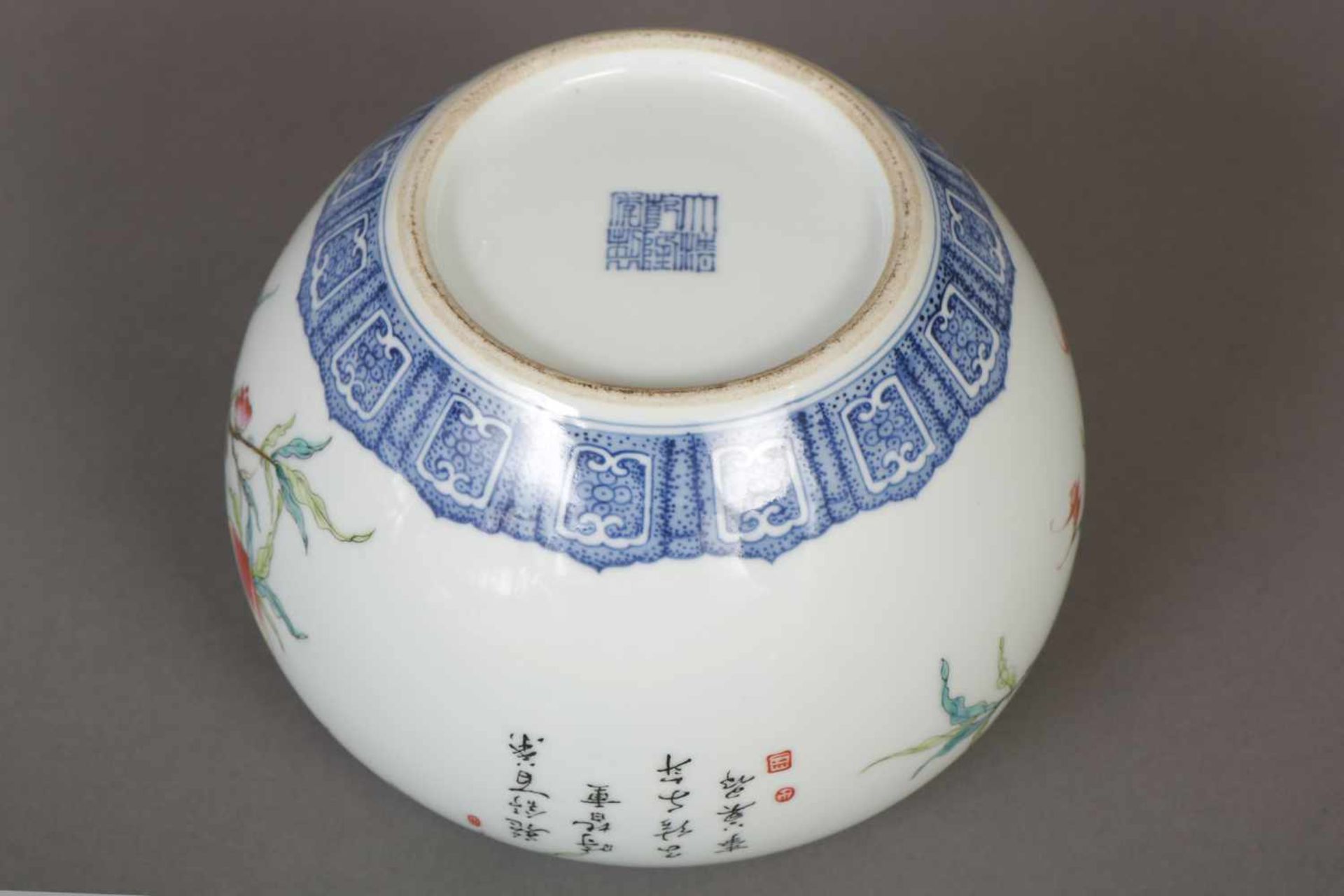Chinesisches VasengefäßPorzellan, Kugelform mit vertiefter Mündung, blauer Zierrand, umlaufend - Image 3 of 3