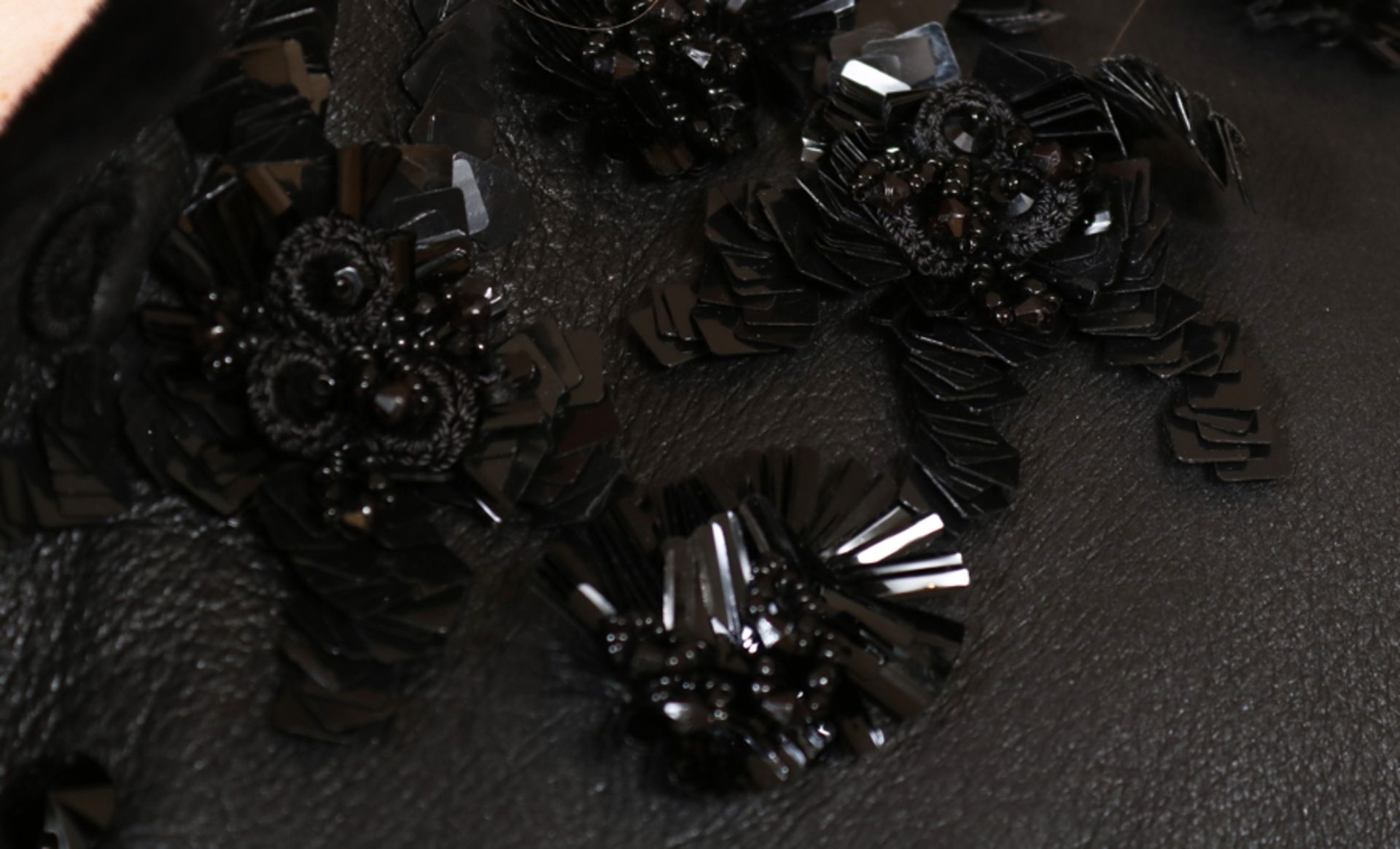 PRADA Ledermantel mit Paillettenkragen Kurzmantel aus schwarzem Leder mit Fellfutter, Kragen mit - Bild 2 aus 3