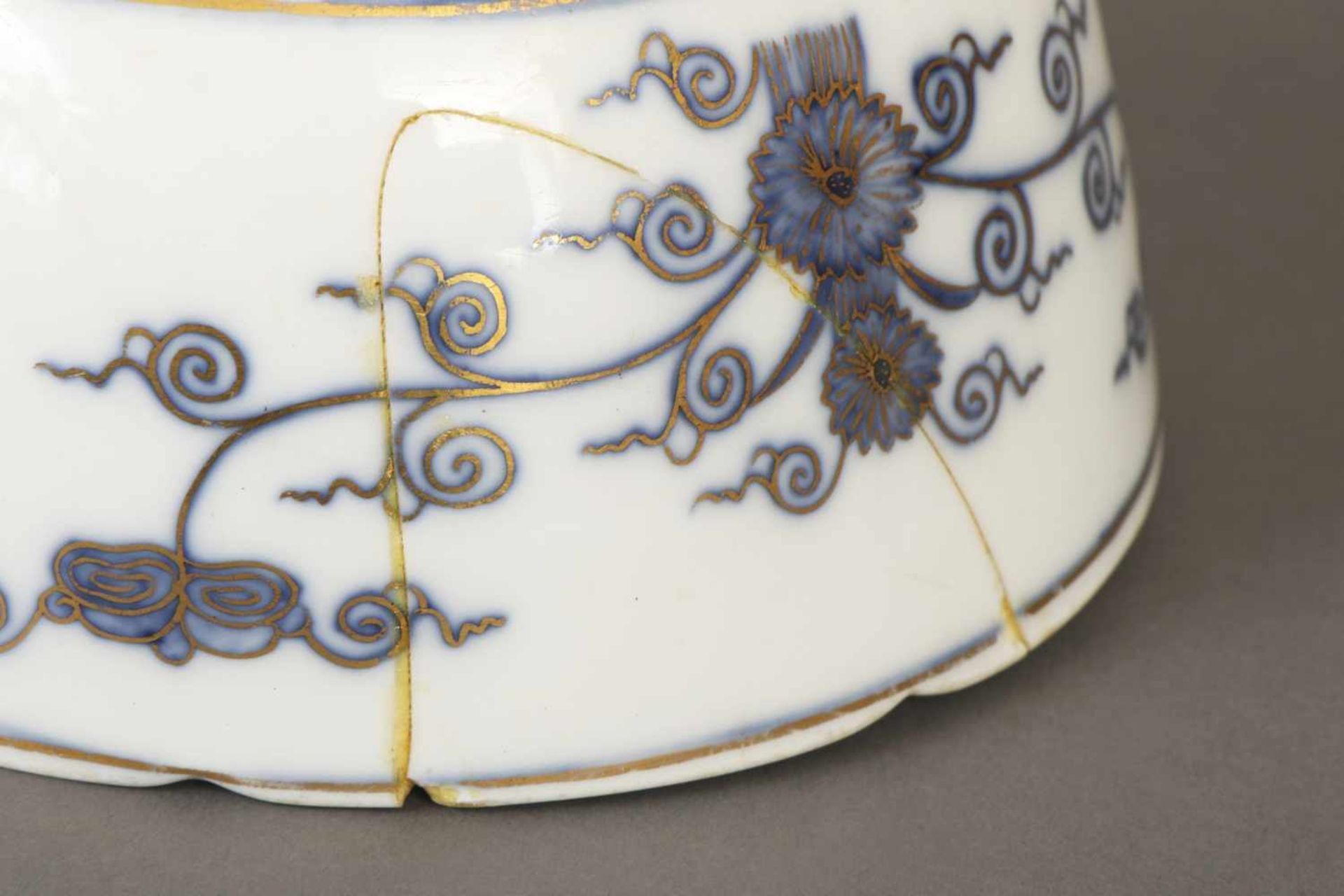 MEISSEN Kummeum 1750-1780, runde, tiefe Schale mit passig geschwungenem Rand, umlaufend ¨Indische - Bild 3 aus 3