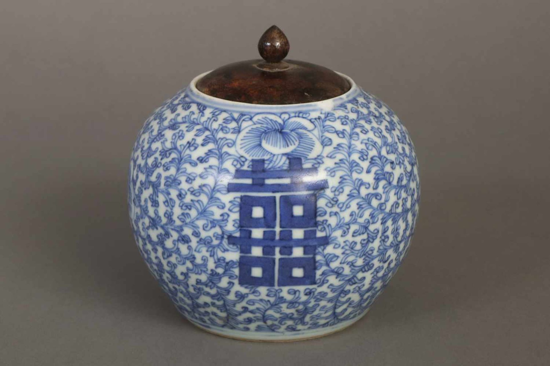 Chinesischer IngwertopfPorzellan, Qing-Dynastie, kugelförmiger Korpus mit Holzdeckel, Wandung