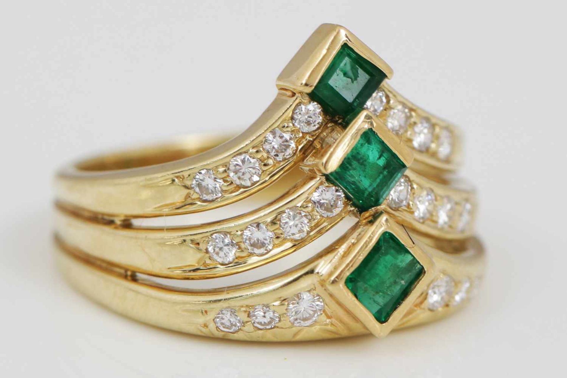 Smaragd Ring585er Gelbgold, 3 -teiliger Ring mit 24 Brillanten und 3 Smaragden im Carré-Schliff,