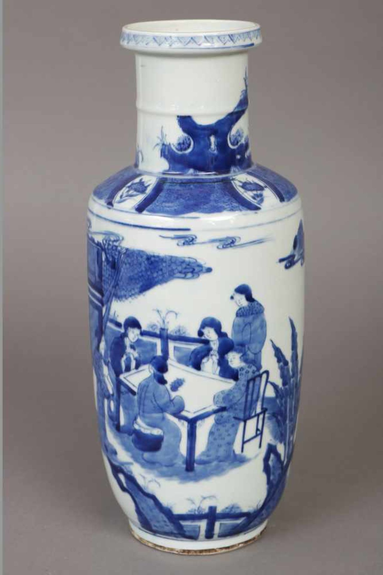 Chinesische Porzellanvase im Stile Mingwohl Qing Dynastie (1644-1912), zylindrischer Korpus mit