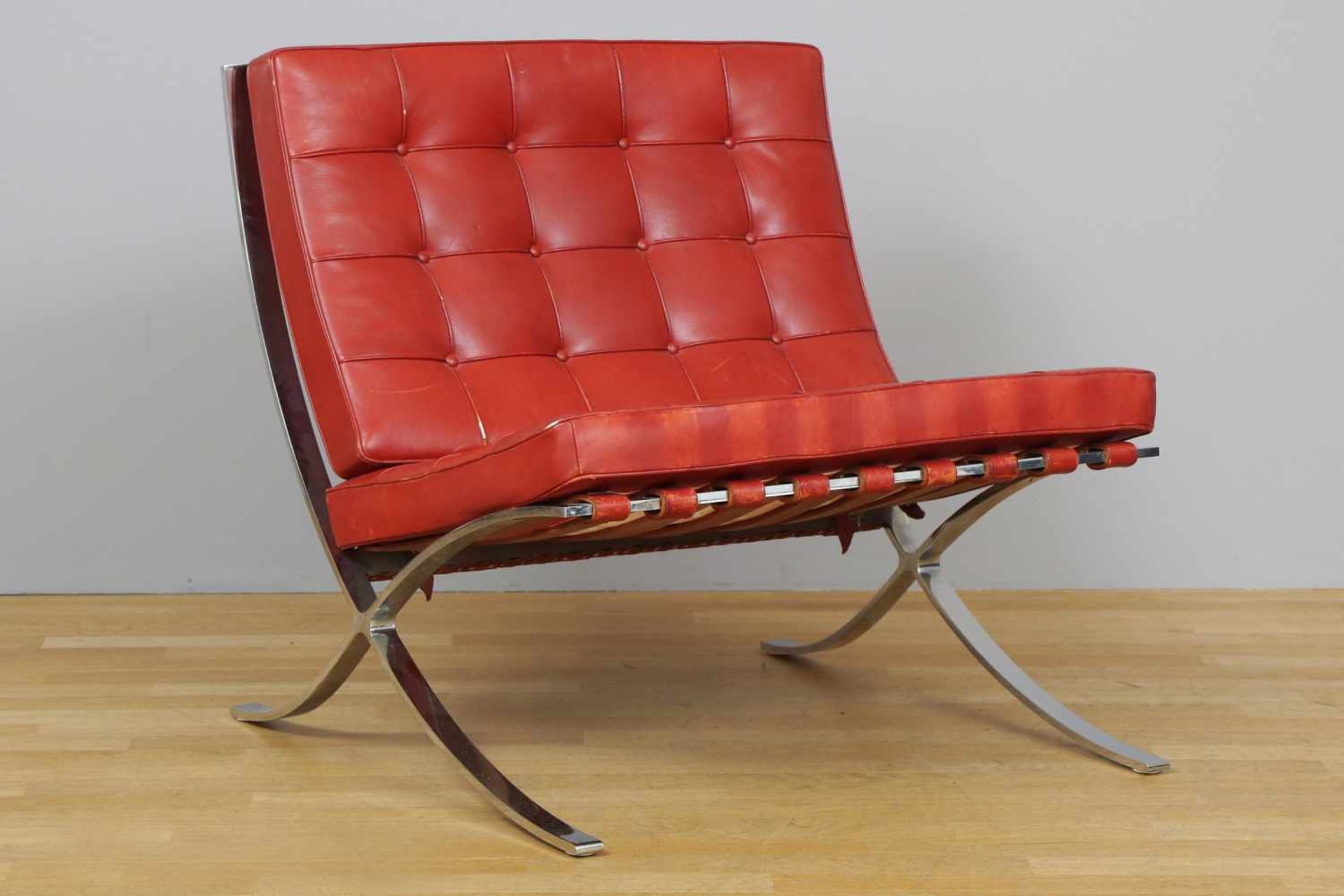 MIES VAN DER ROHE ¨Barcelona Chair¨Ausführung KNOLL, um 1970, rot beledert, geheftet, umkederte
