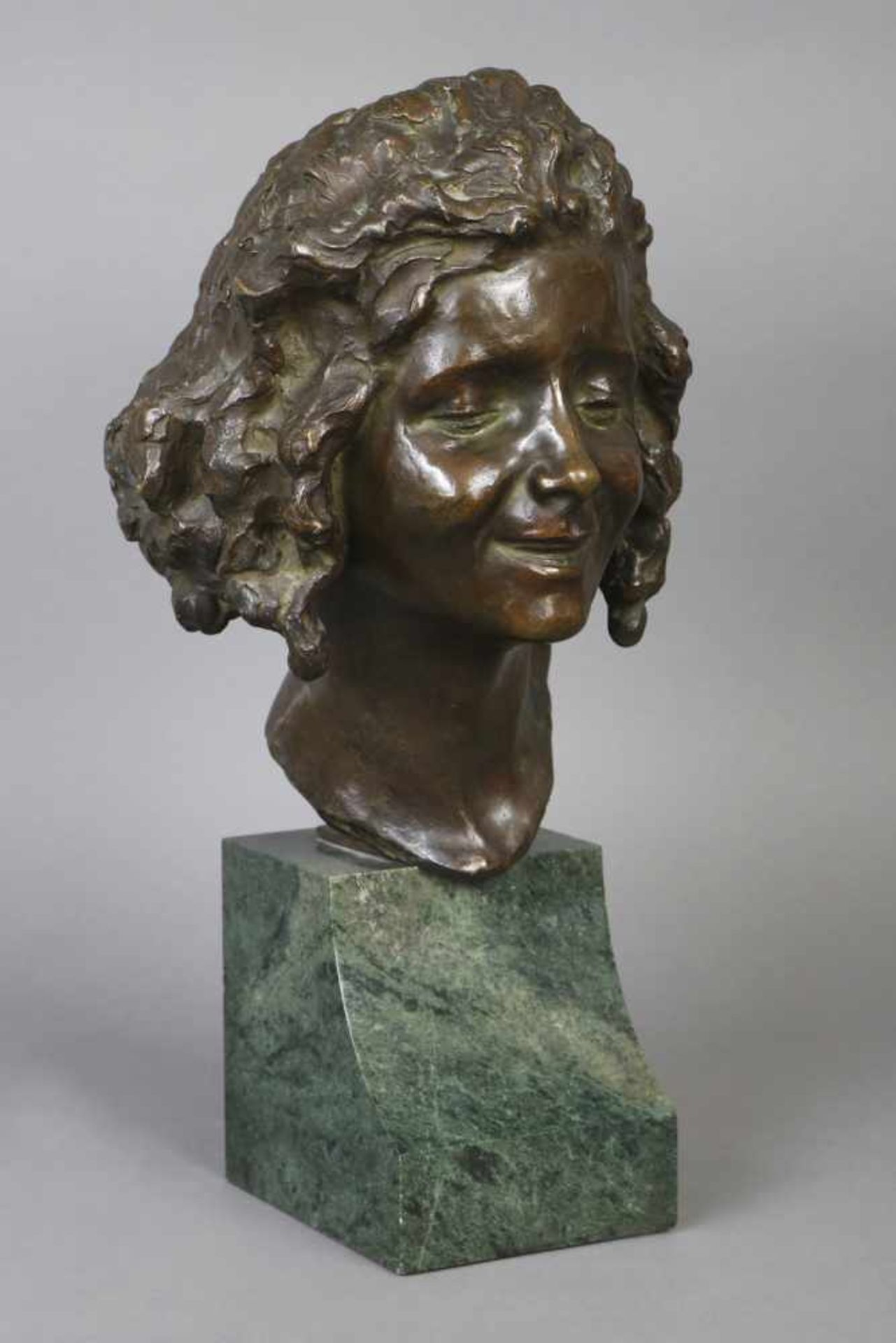 VICTOR DEMANET (1895-1964) Bronzefigur ¨Büste einer lächelnden jungen Frau¨braun patiniert, am