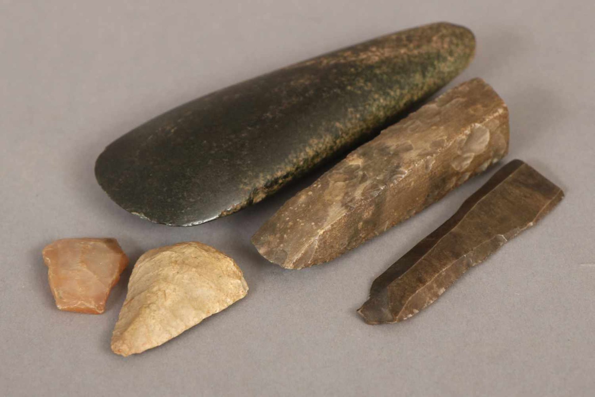 5 steinzeitliche Faustkeilediverse Formen und Gesteine, L 3-13cm, aus norddeutscher Sammlung