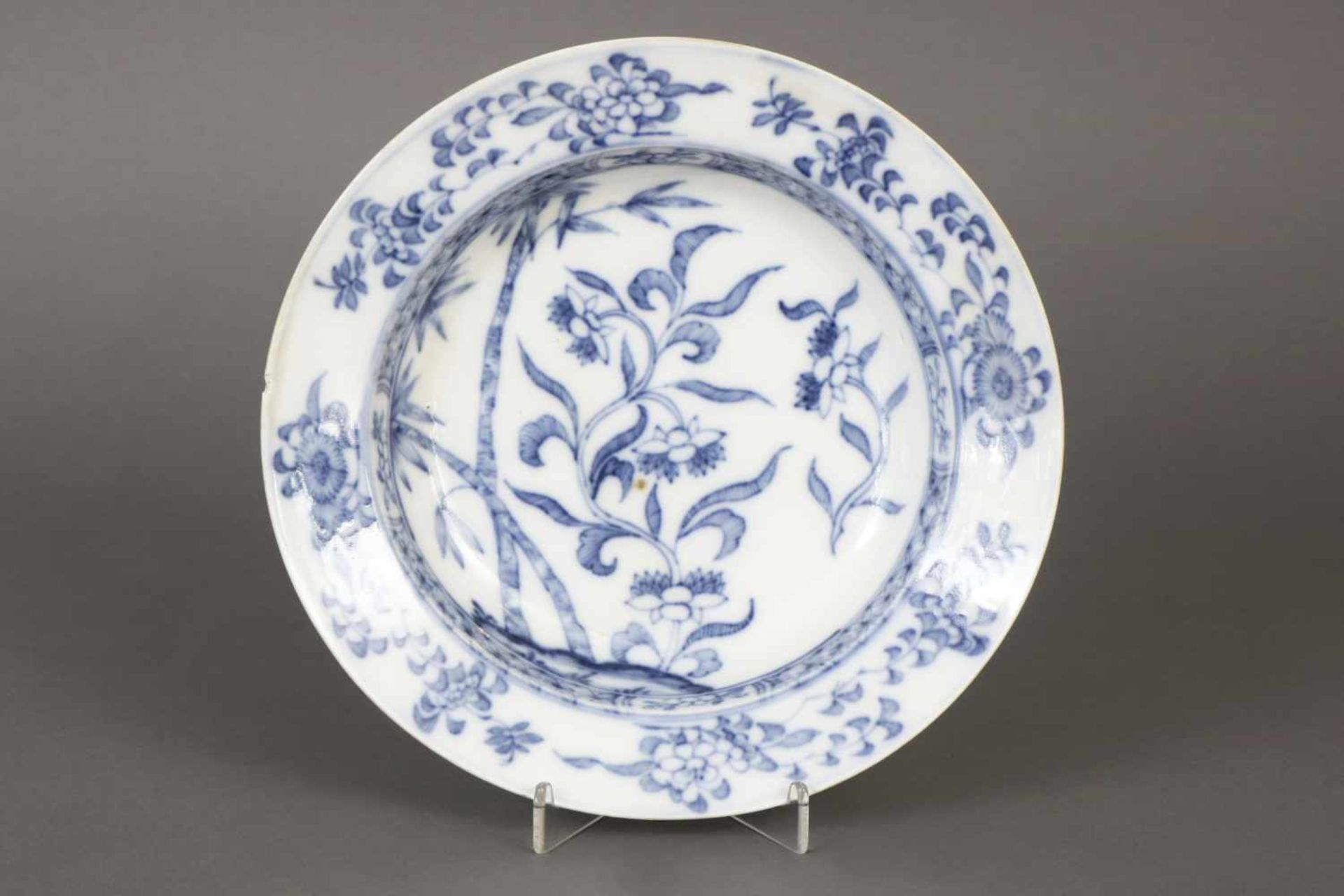 MEISSEN Tellerum 1750-1780, runde vertiefte Form mit glattem Rand, unterglasurblaues asiatische