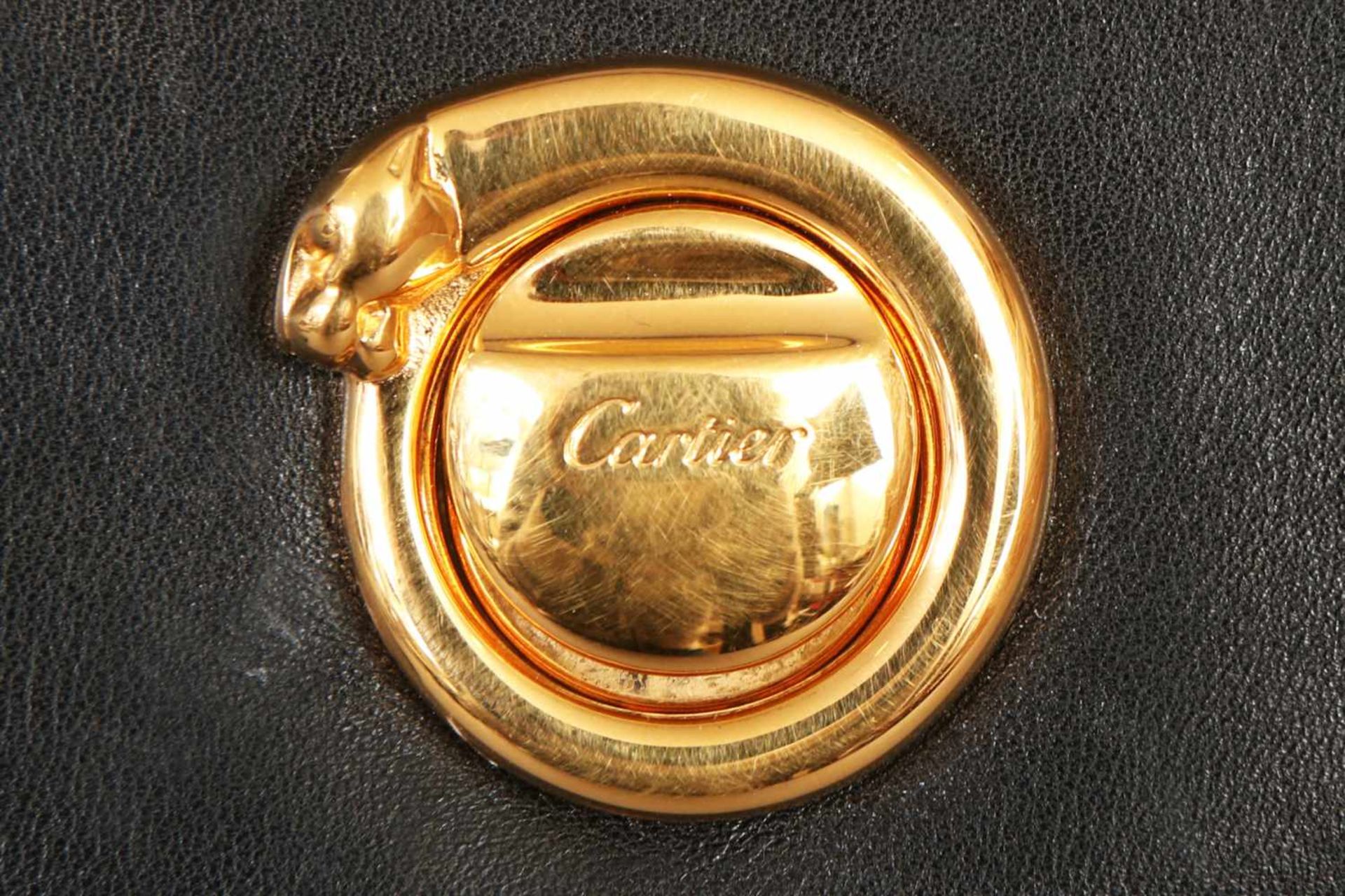 CARTIER Panther Clutch und Portemonnaieschwarzes Leder, Kuvertform, vergoldete Messingschließe in - Bild 2 aus 2