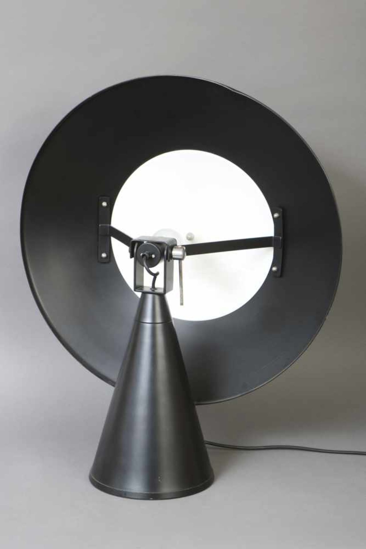 Tischlampeschwarz lackiertes Metall, runder, verstellbarer Schirm auf kegelförmigem Stand, 1