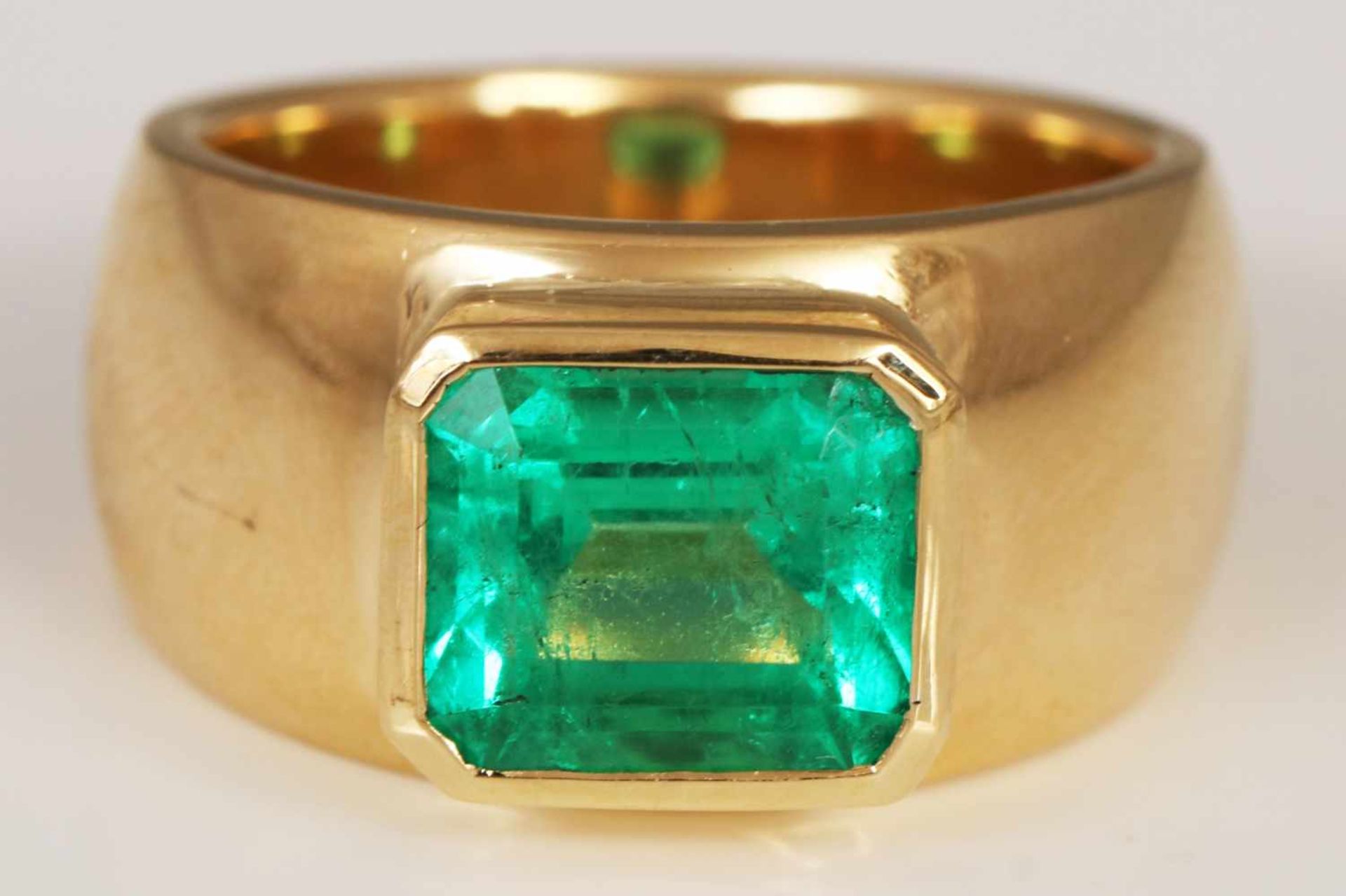 Massiver Goldring mit Smaragd750er Gelbgold, breite, massive Schiene, erhöhter Ringkopf mit