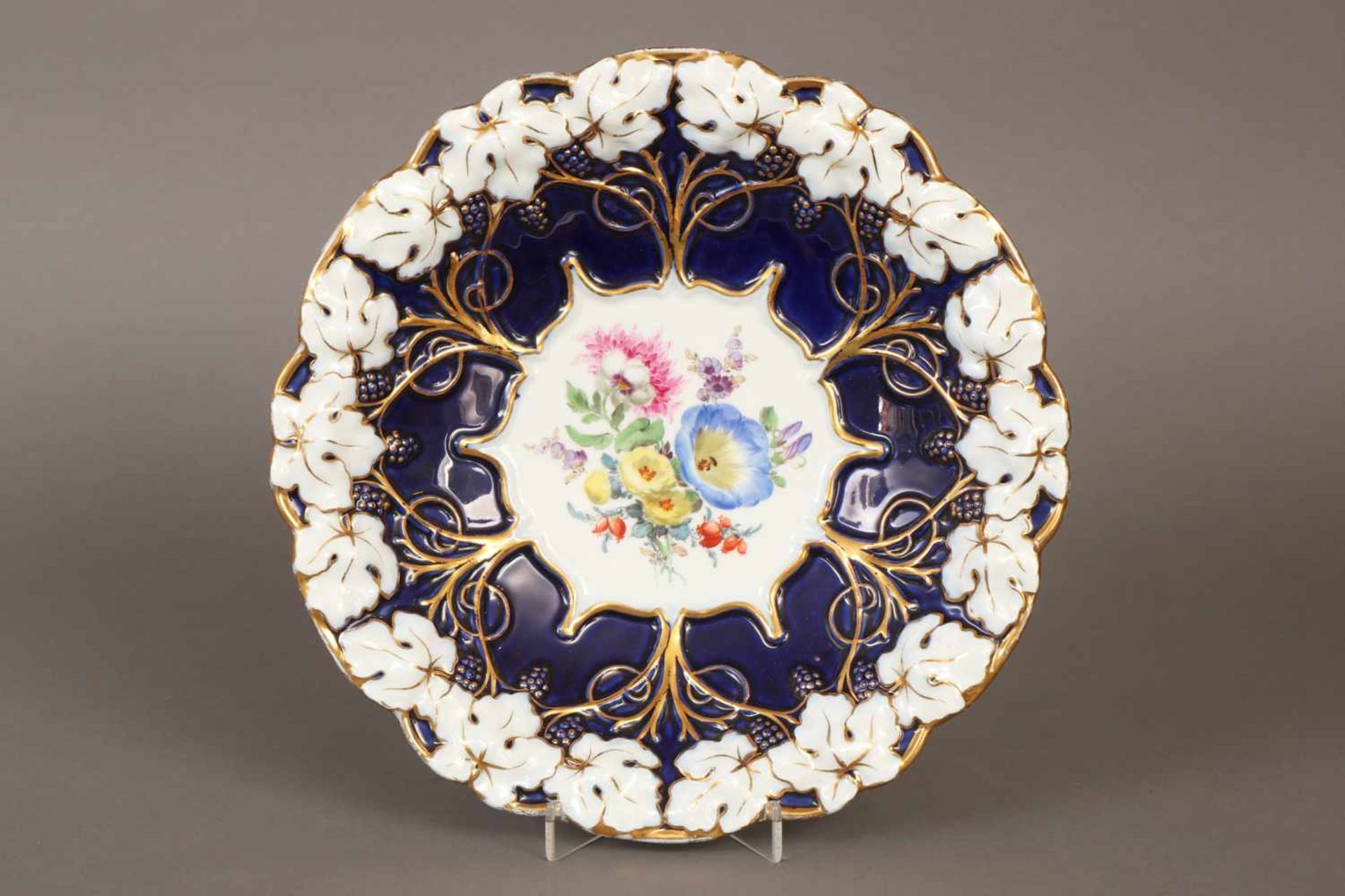 MEISSEN Prunktellerum 1924-1934 (Pfeifferzeit), runde passig geschwungene, leicht vertiefte Form,