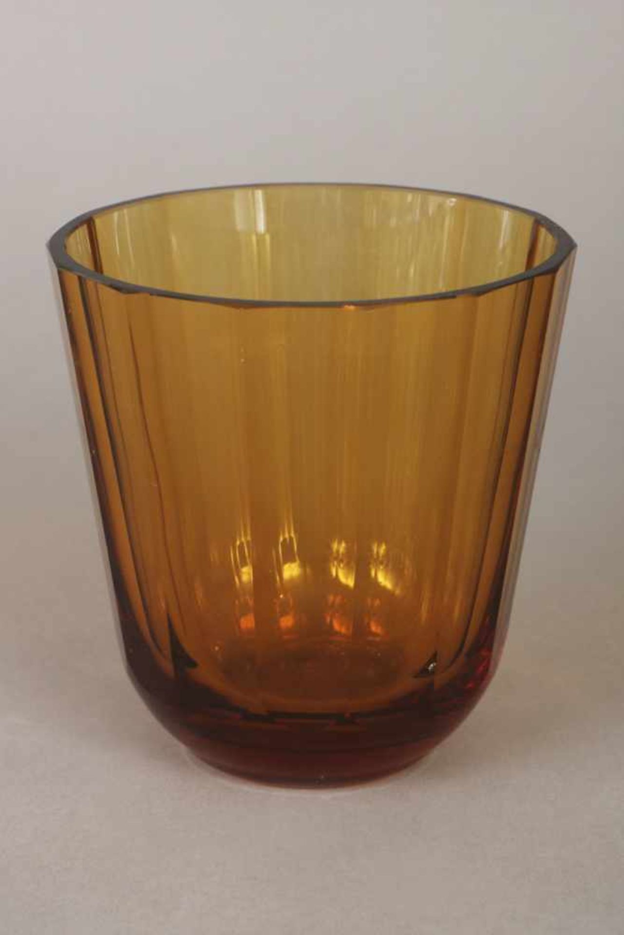 Wohl MOSER (Böhmen) Glasvasebernsteinfarbenes Kristall, um 1920, facettierte Wandung, H ca. 13,5cm