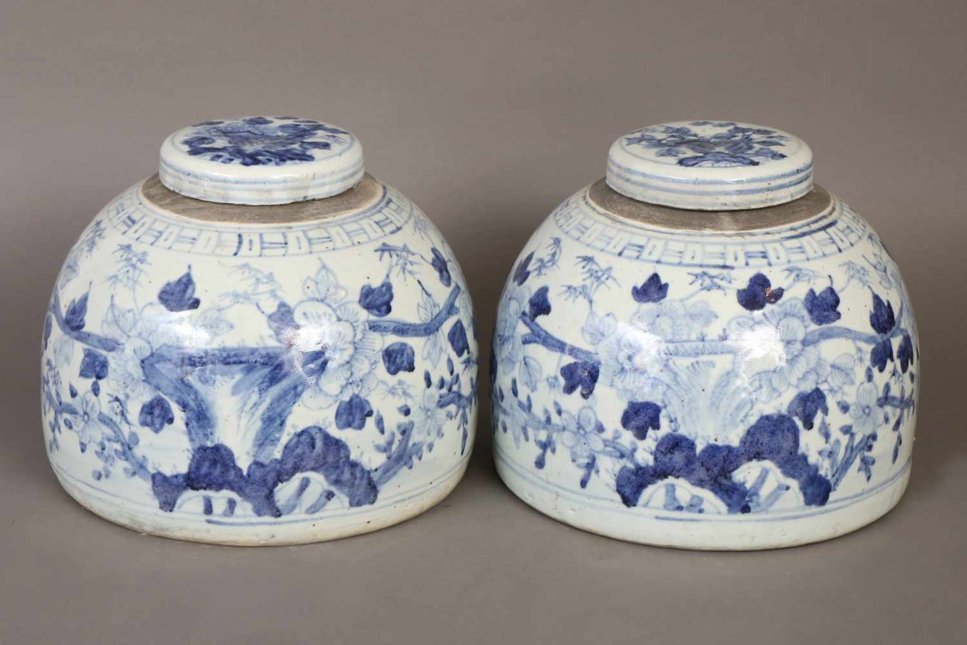 Paar Chinesische Ingwertöpfekugelförmiger Korpus mit aufgestecktem Deckel, Blaumalerei, H ca. 25cm