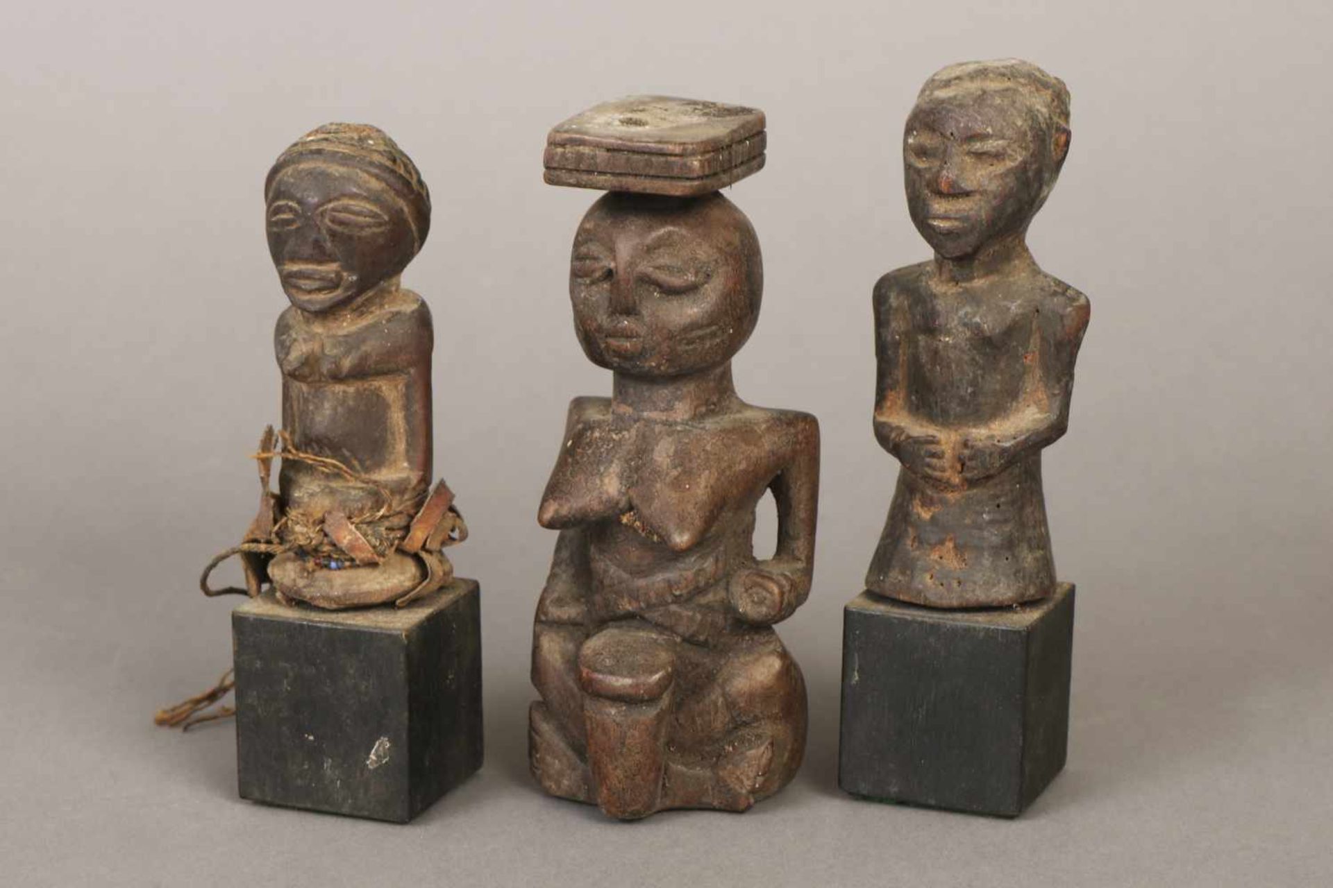 3 afrikanische RitualfigurenBaule (Elfenbeinküste), Ebenholz, geschnitzt, 2x auf quadratischer